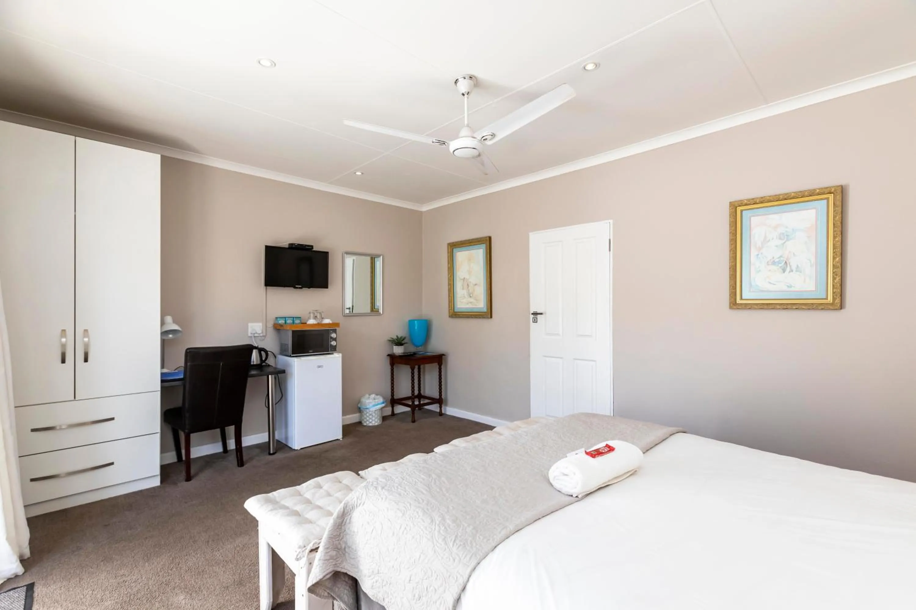 Photo of the whole room, Bed in Fish Eagle Manor