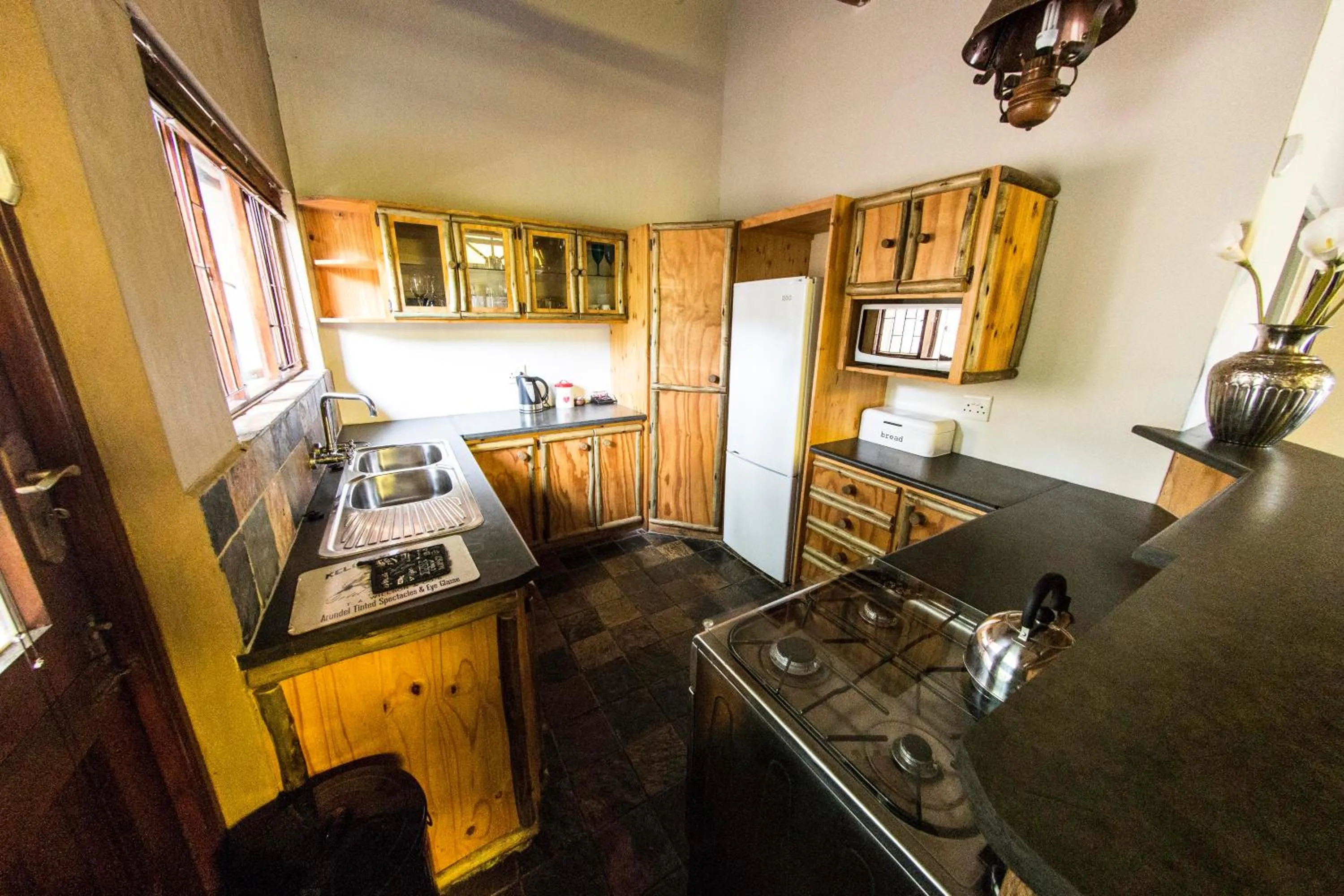 Kitchen or kitchenette in Fish Eagle Manor