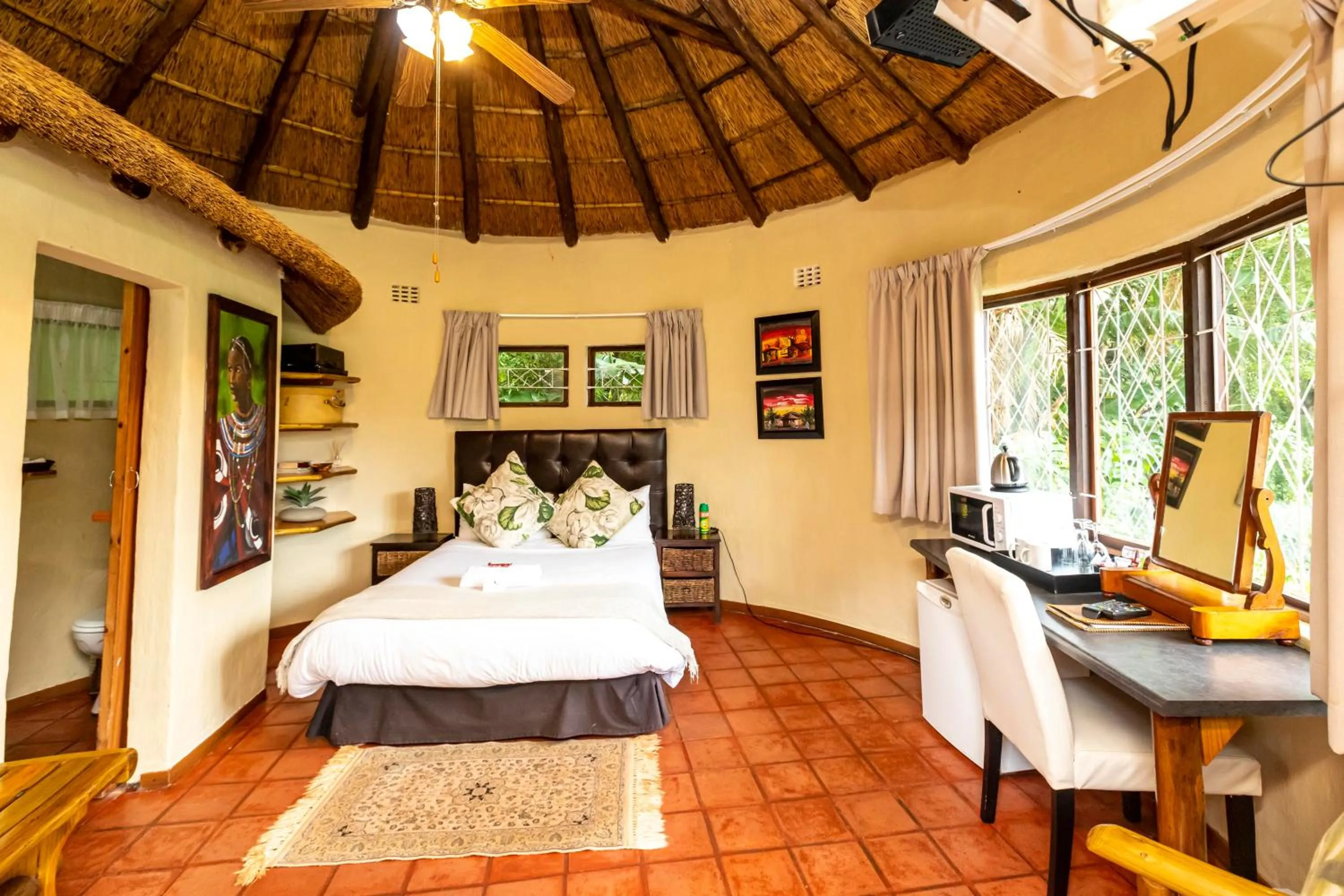 Bedroom, Bed in Fish Eagle Manor