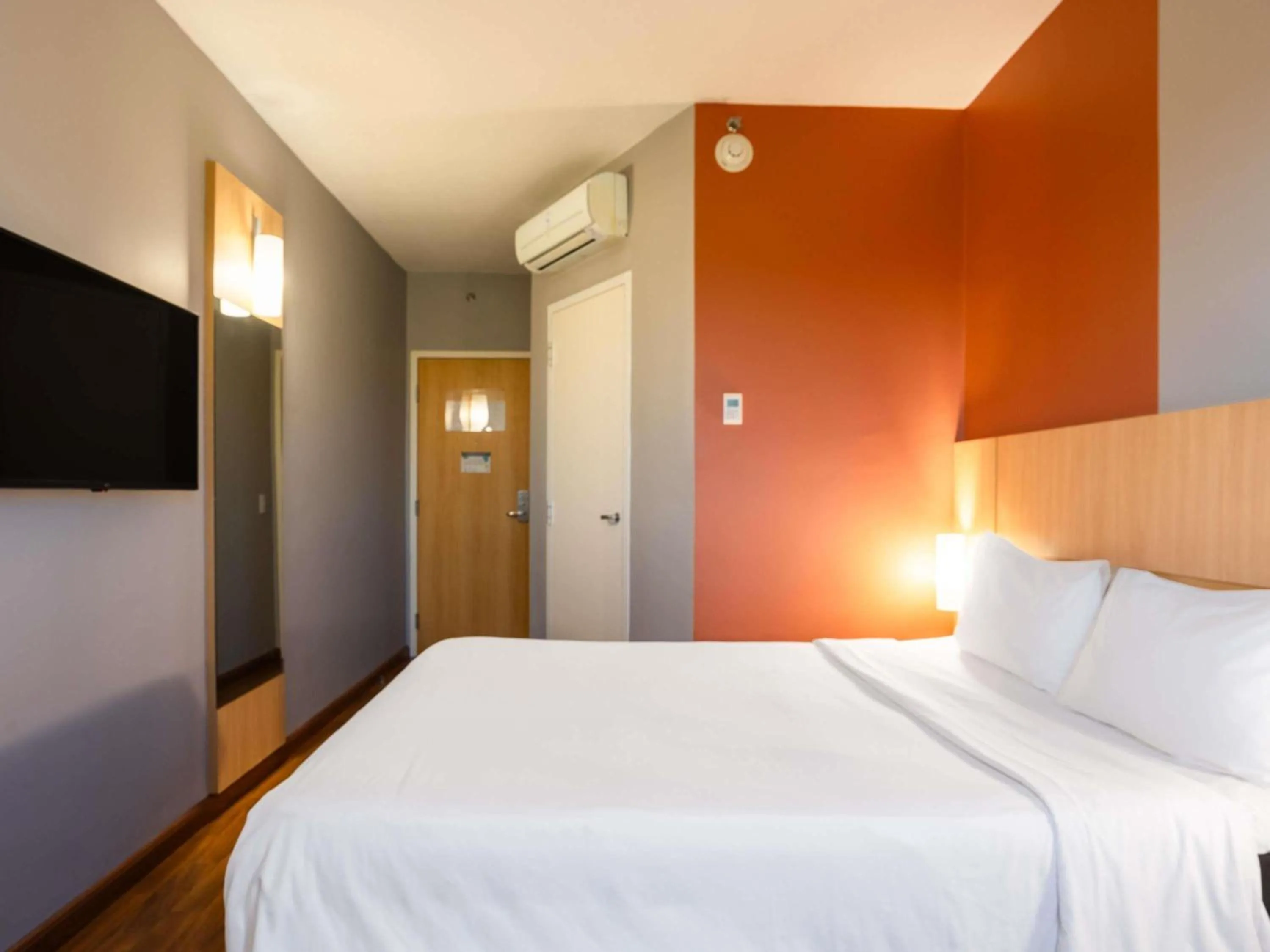 Bedroom, Bed in ibis Ourinhos