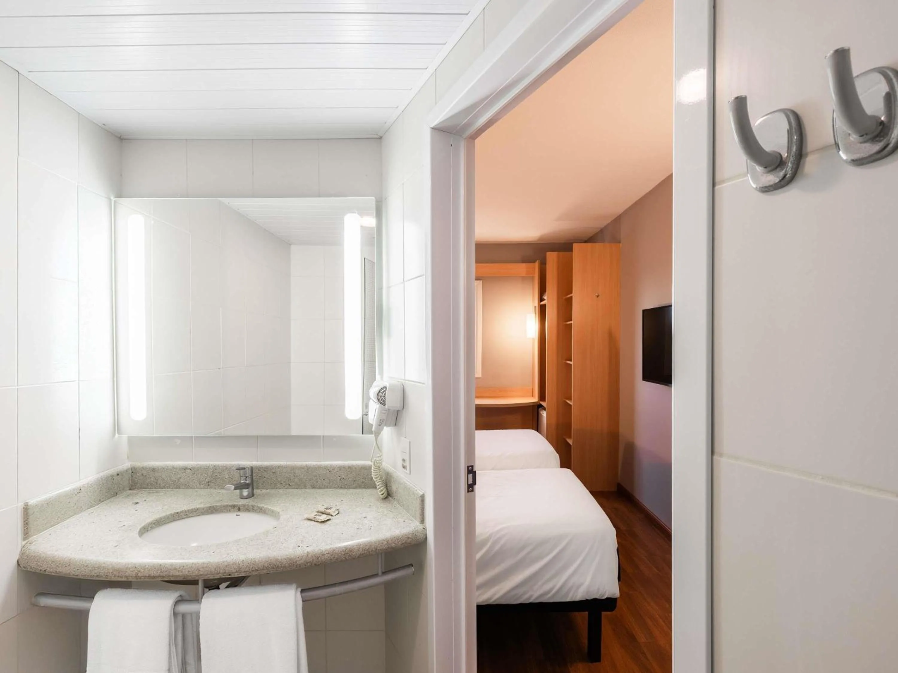 Bedroom, Bed in ibis Ourinhos