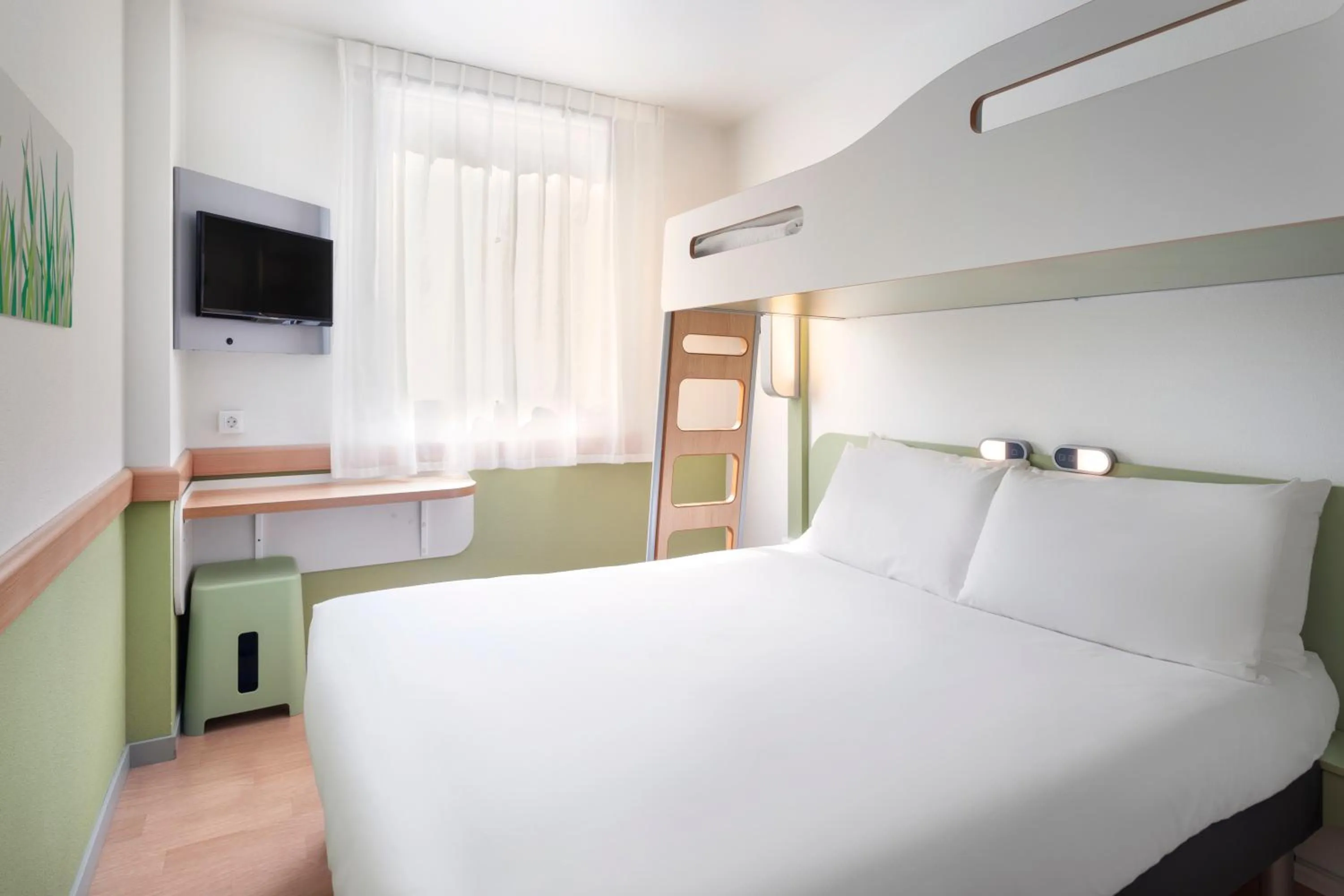 Double Room with Bunk Bed in B&B HOTEL Zaragoza Plaza Mozart