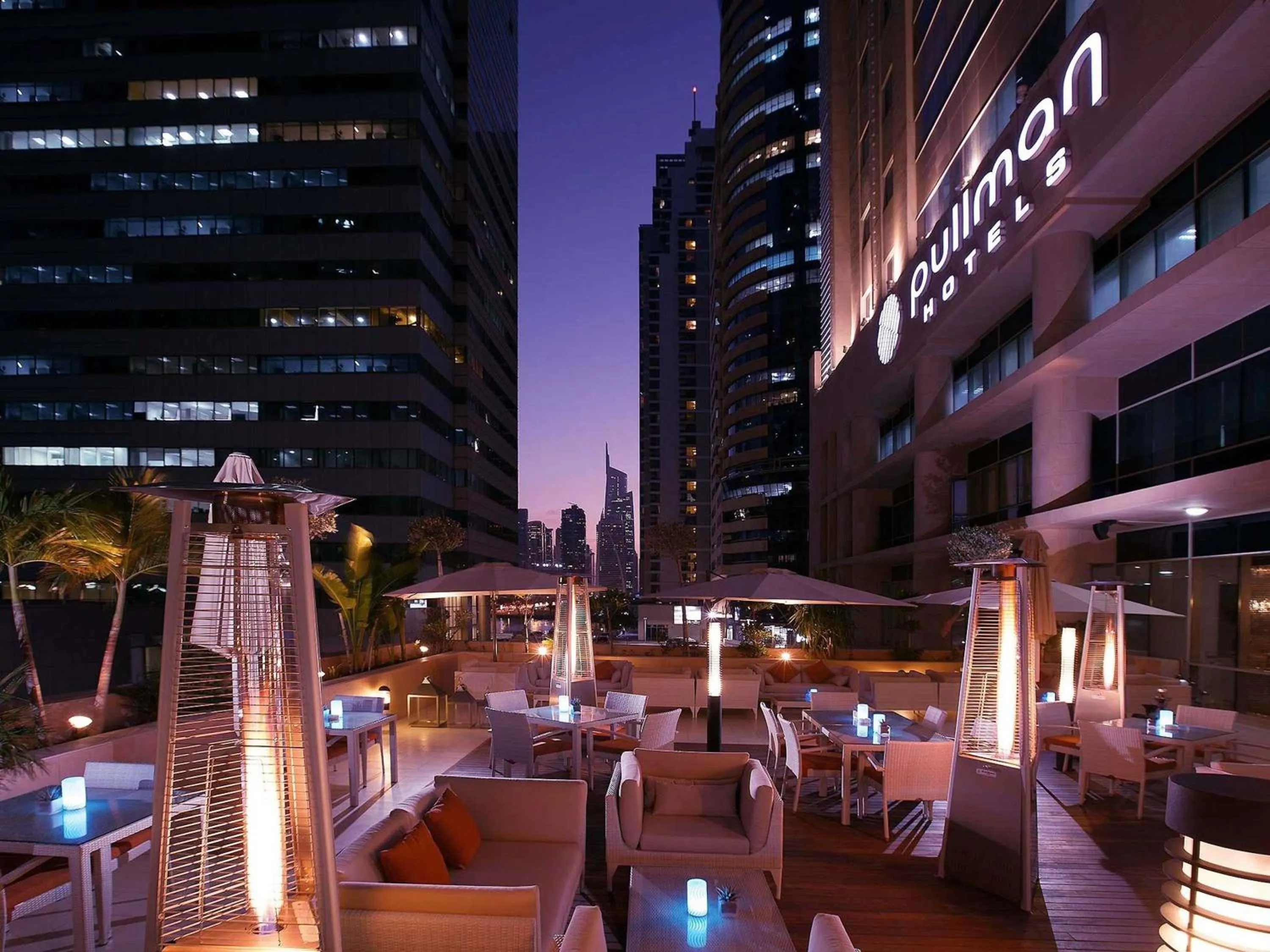 Lounge or bar in Pullman Dubai Jumeirah Lakes Towers