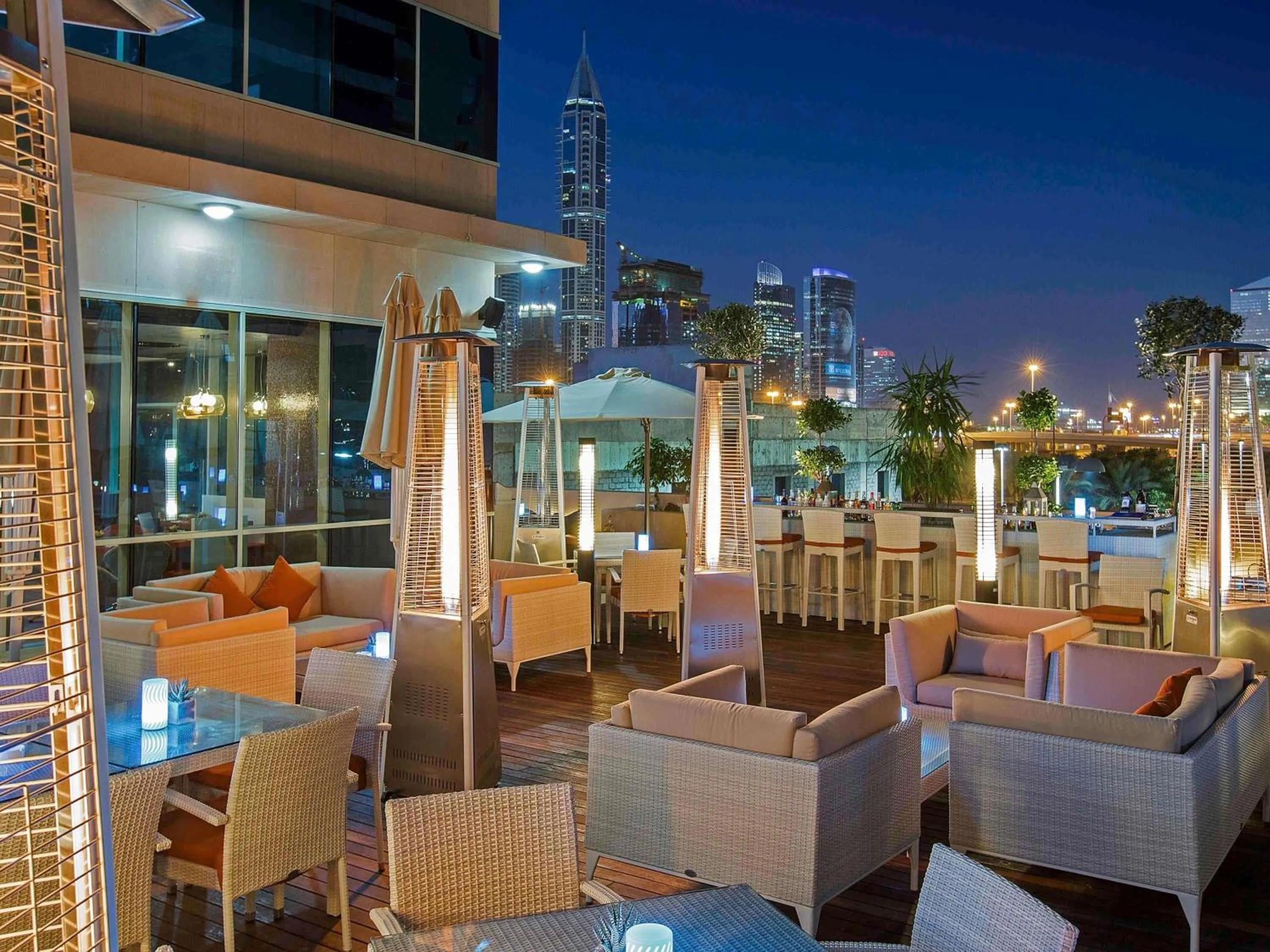 Lounge or bar in Pullman Dubai Jumeirah Lakes Towers