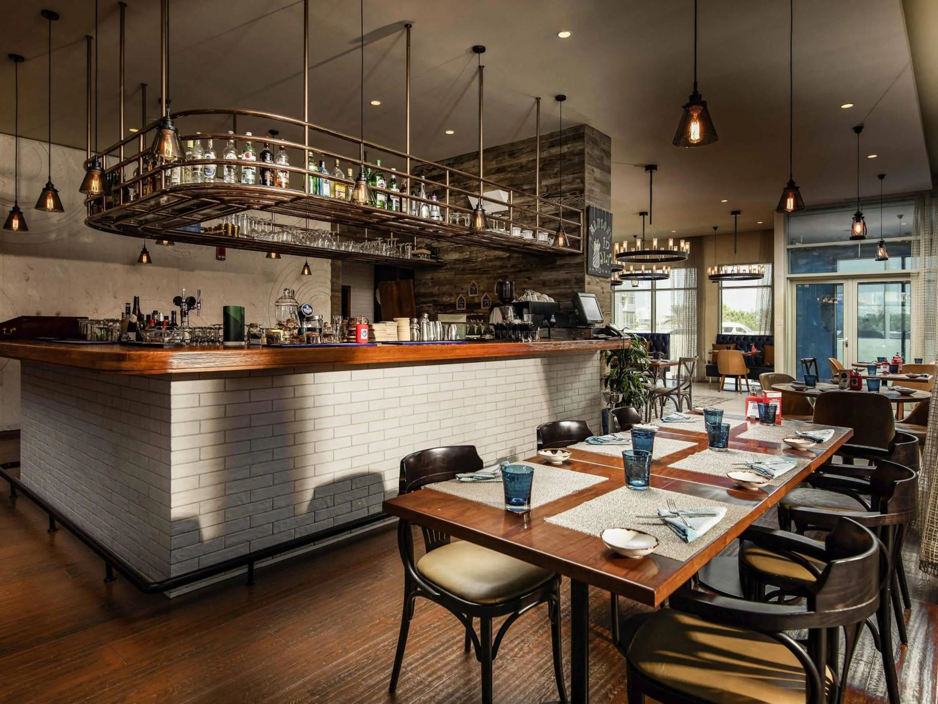 Restaurant/places to eat in Pullman Dubai Jumeirah Lakes Towers