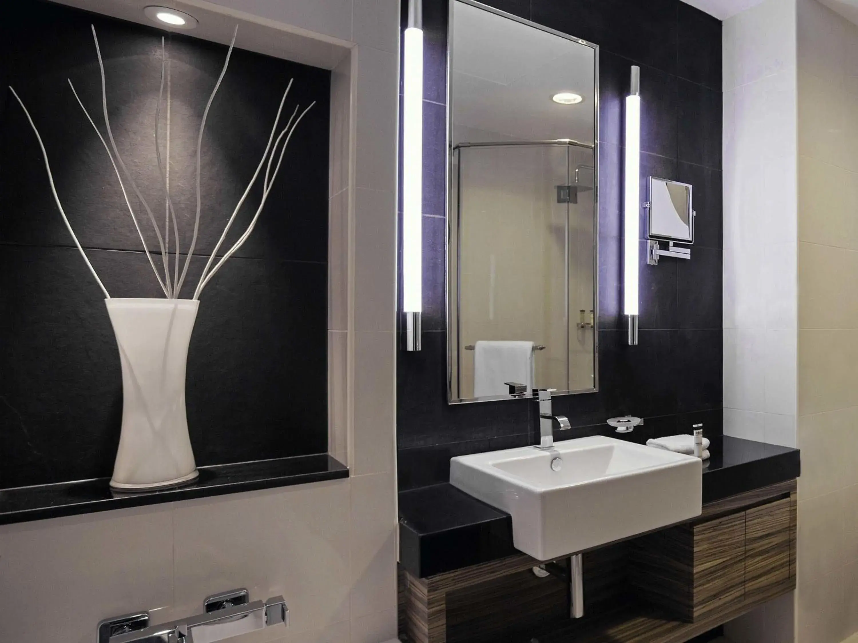 Deluxe King Room in Pullman Dubai Jumeirah Lakes Towers Deluxe King Room in Pullman Dubai Jumeirah Lakes Towers