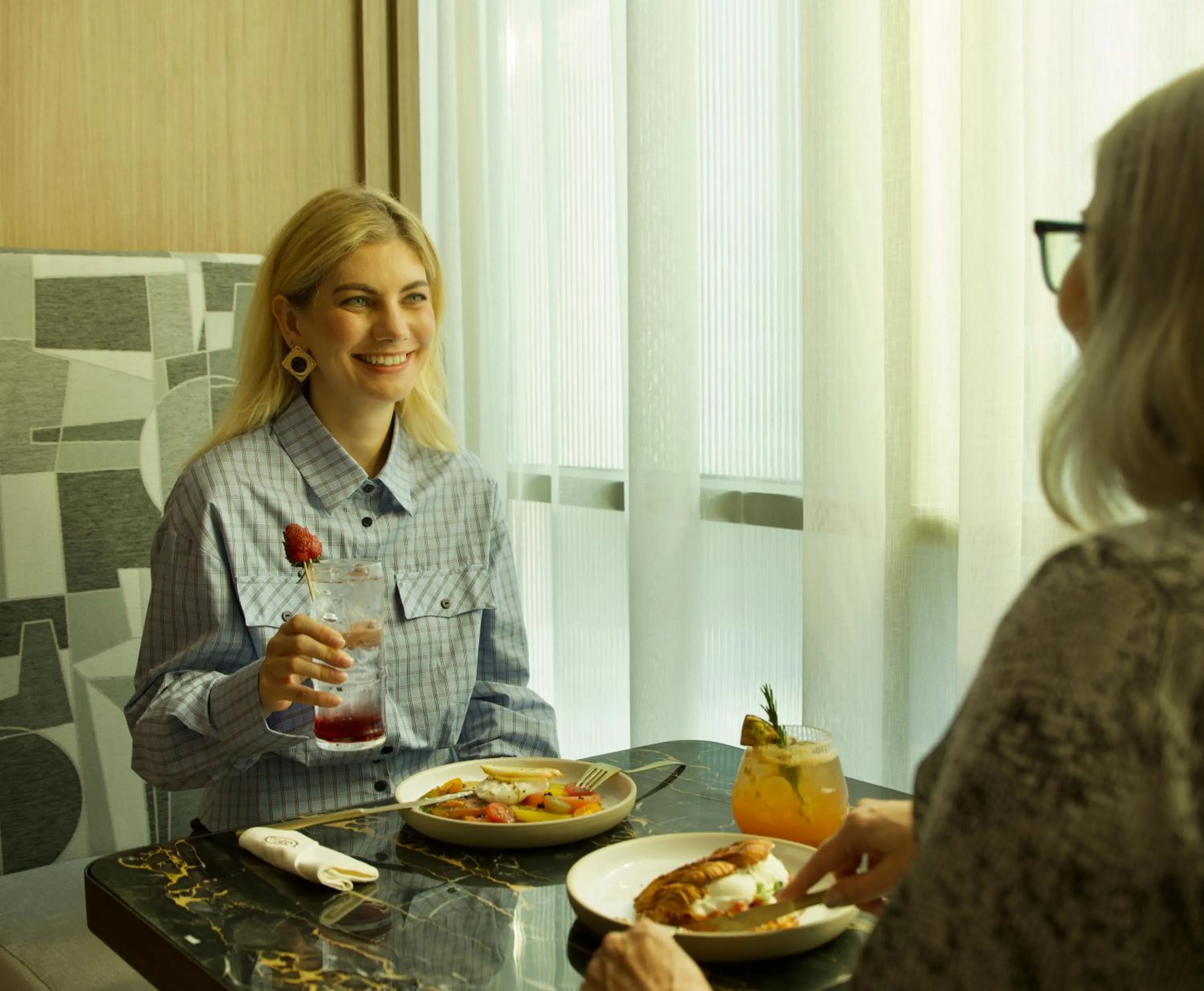 Restaurant/places to eat in Pullman Dubai Jumeirah Lakes Towers