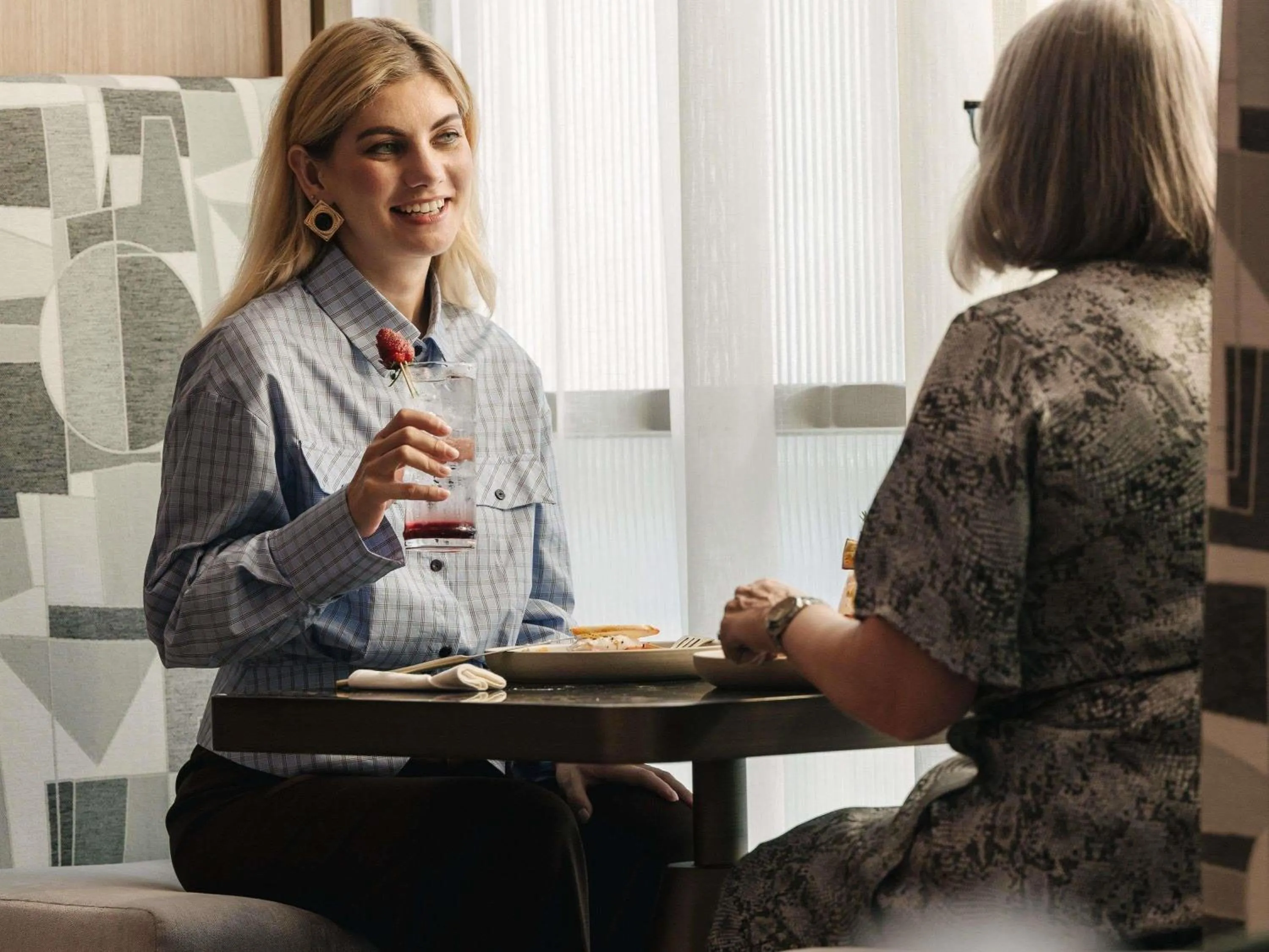 Restaurant/places to eat in Pullman Dubai Jumeirah Lakes Towers