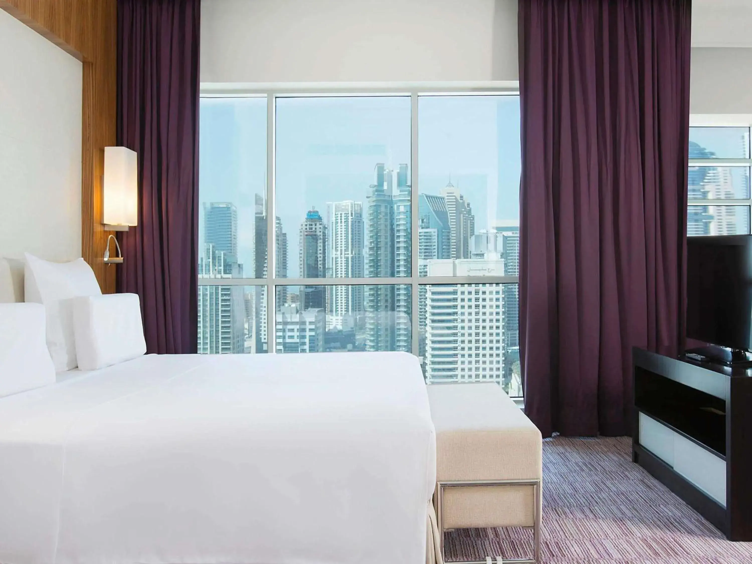 Deluxe King Room in Pullman Dubai Jumeirah Lakes Towers Deluxe King Room in Pullman Dubai Jumeirah Lakes Towers