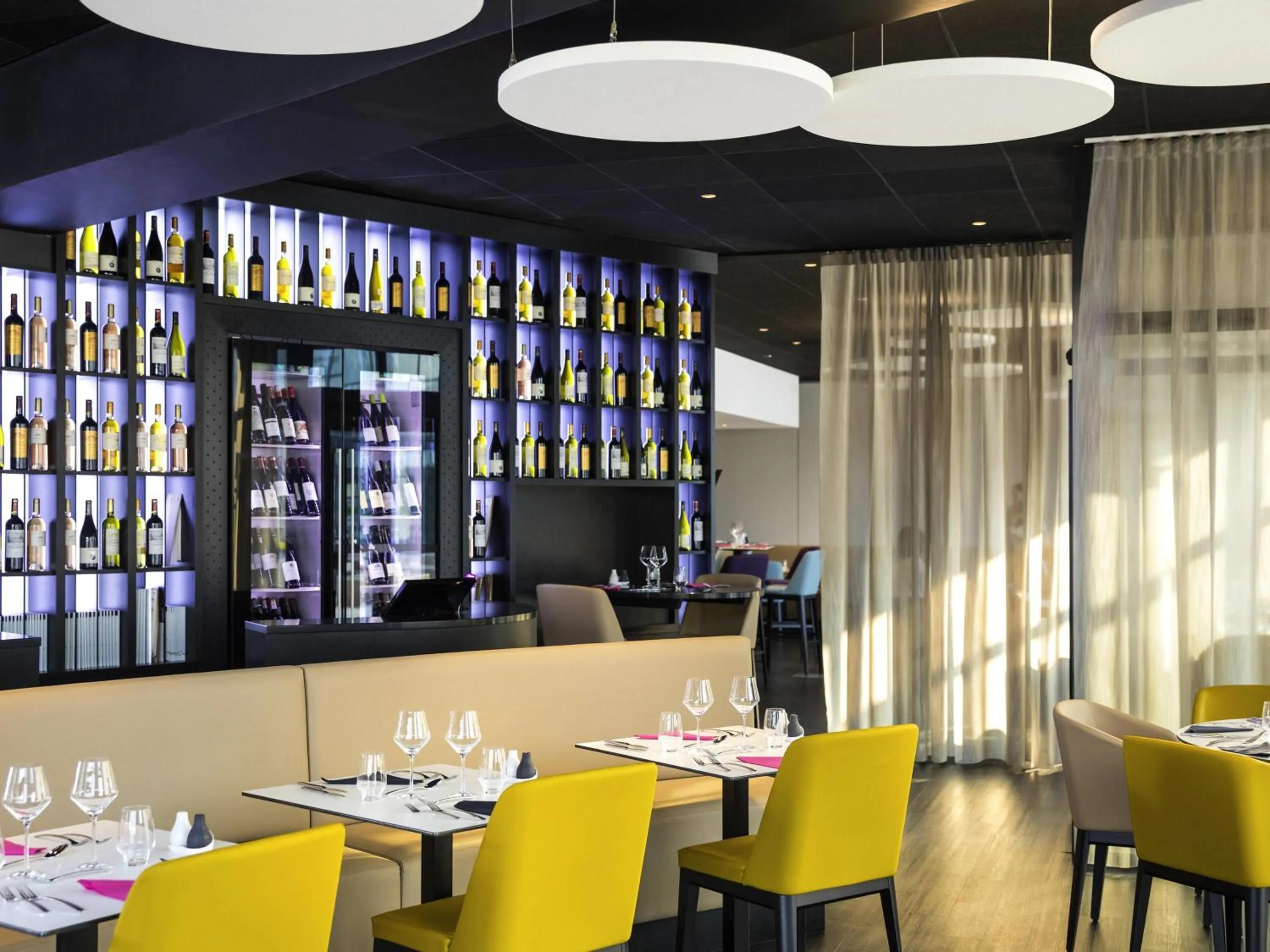 Restaurant/places to eat in Mercure Cherbourg Centre Port