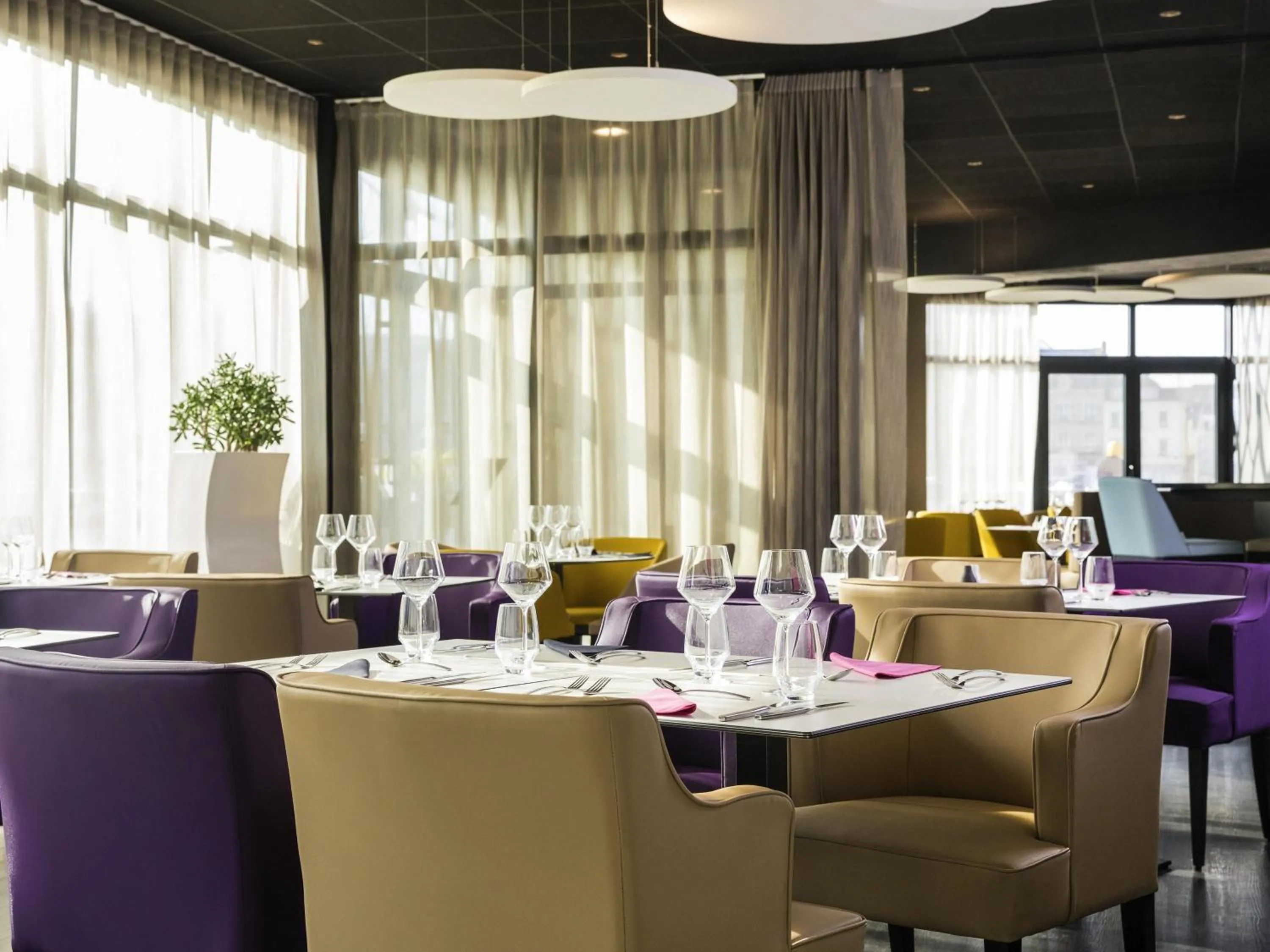 Restaurant/places to eat in Mercure Cherbourg Centre Port