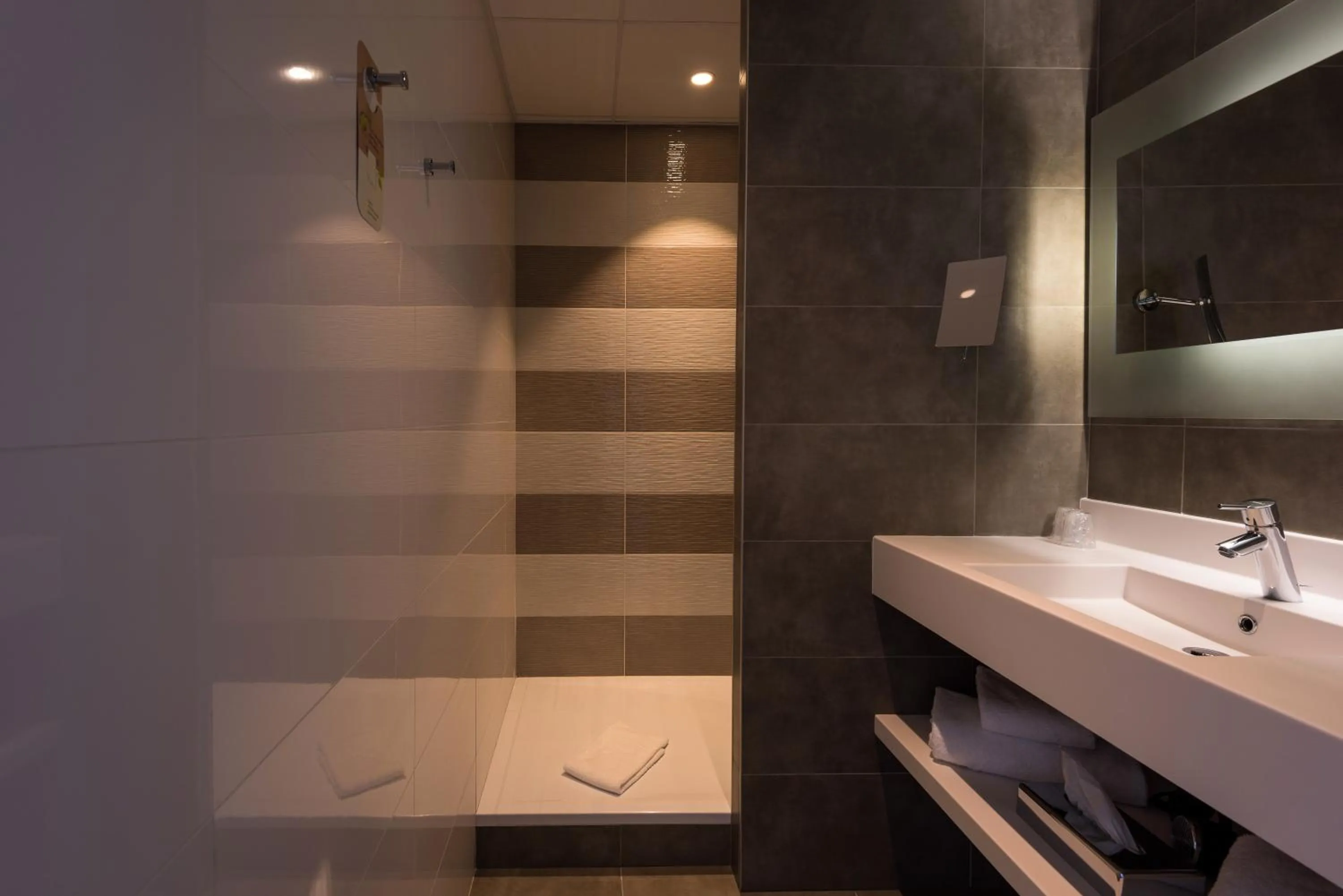 Bathroom in Mercure Cherbourg Centre Port