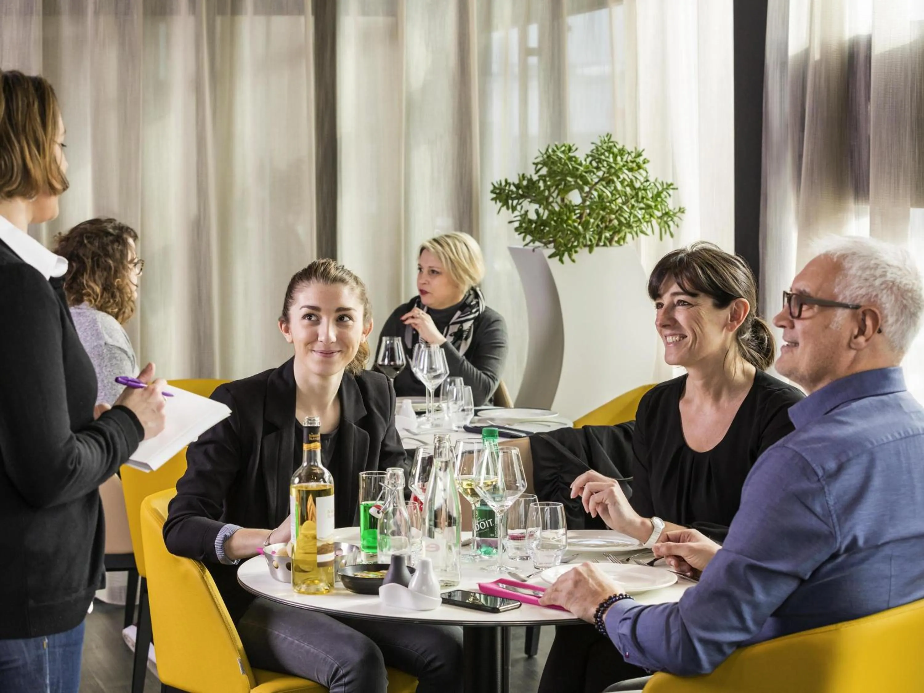 Restaurant/places to eat in Mercure Cherbourg Centre Port