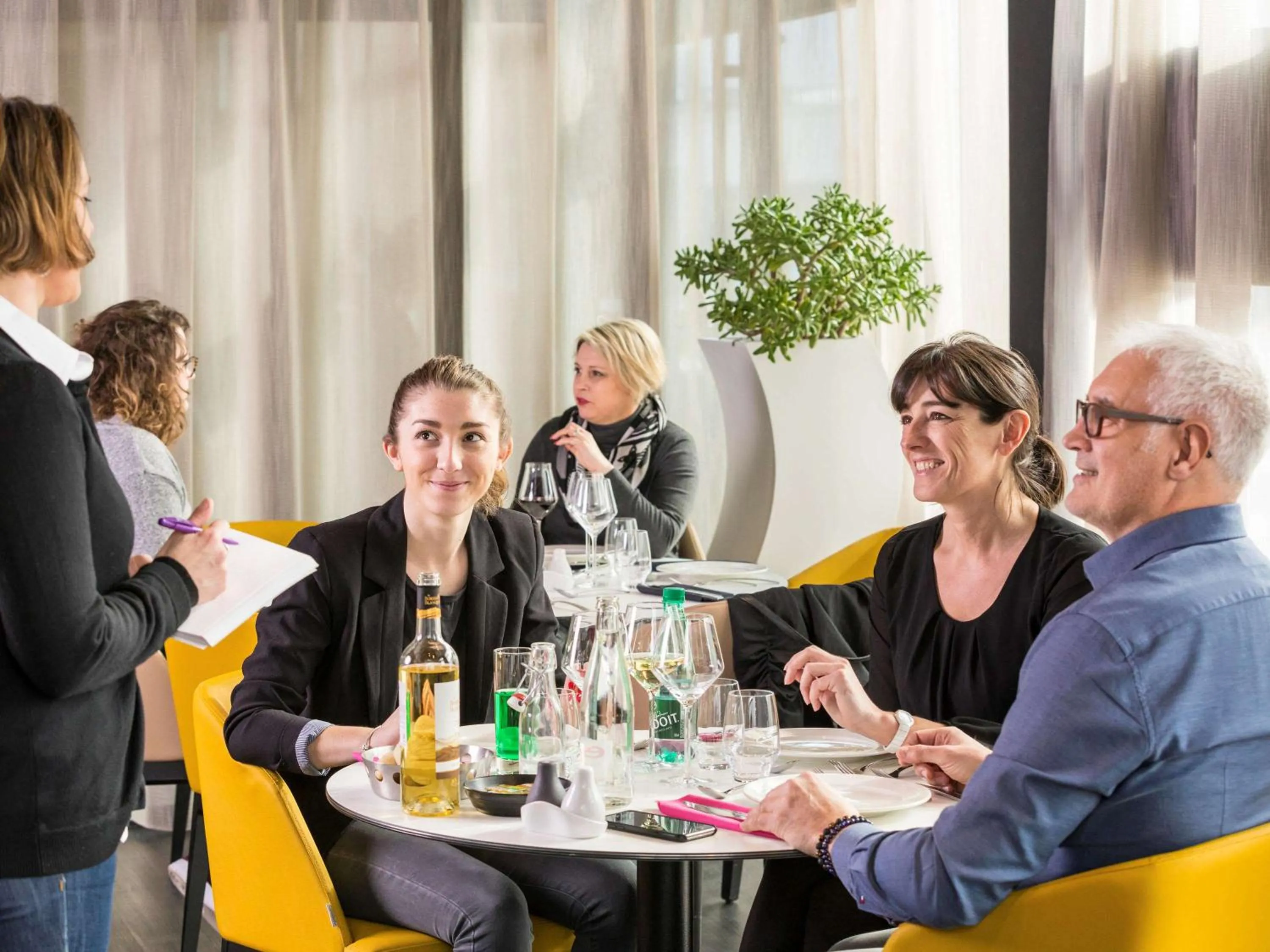 Restaurant/places to eat in Mercure Cherbourg Centre Port