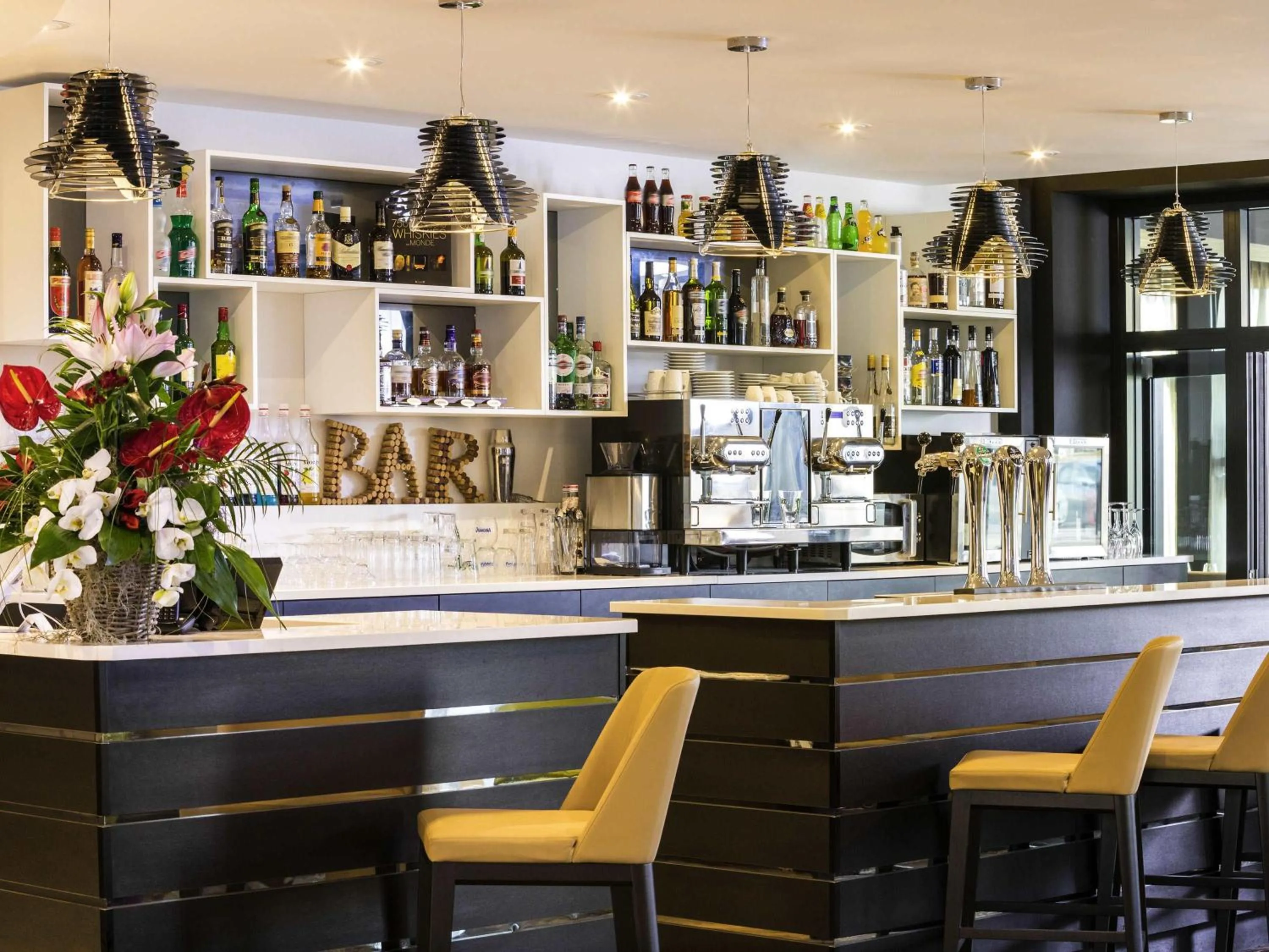 Lounge or bar in Mercure Cherbourg Centre Port