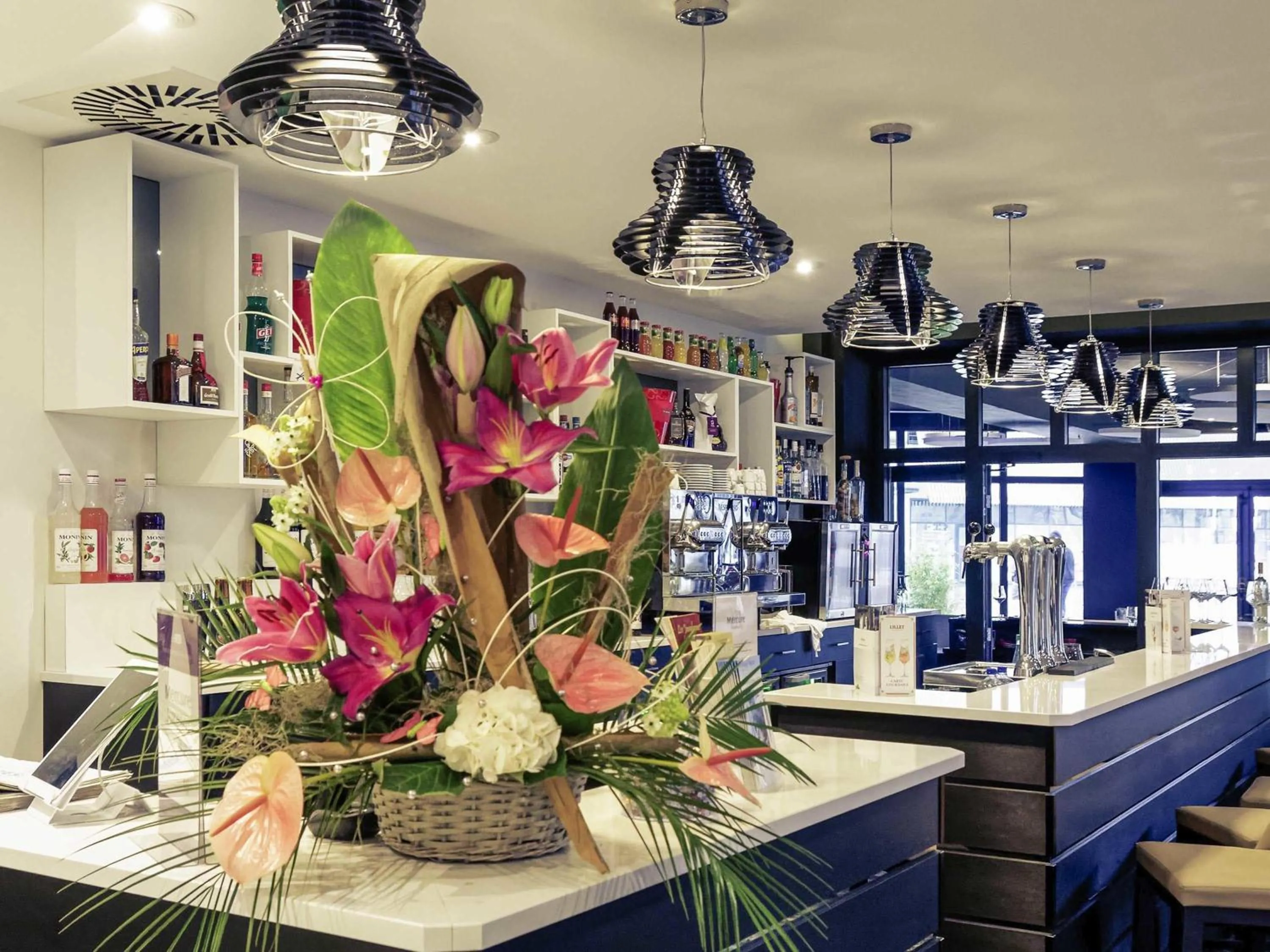 Lounge or bar in Mercure Cherbourg Centre Port