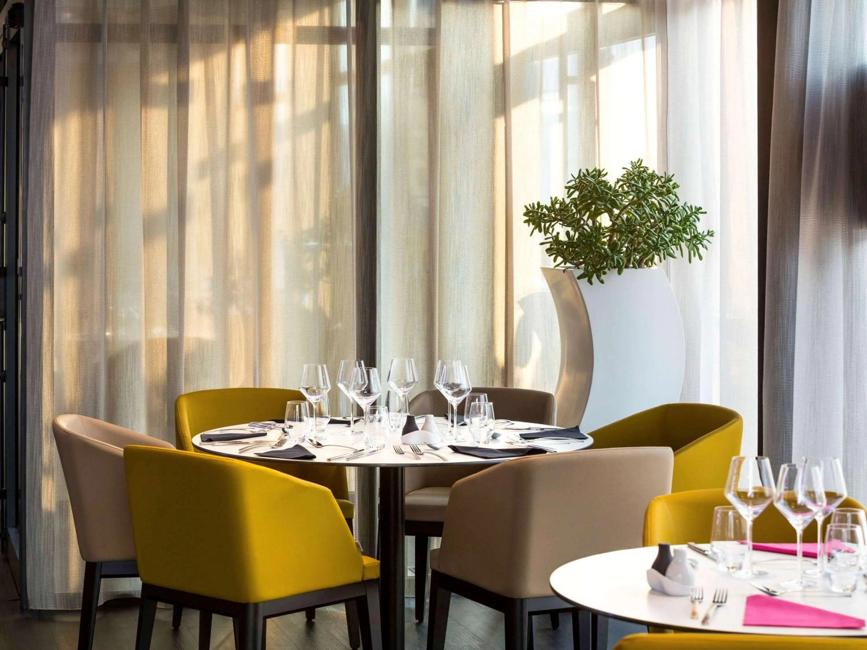 Restaurant/places to eat in Mercure Cherbourg Centre Port