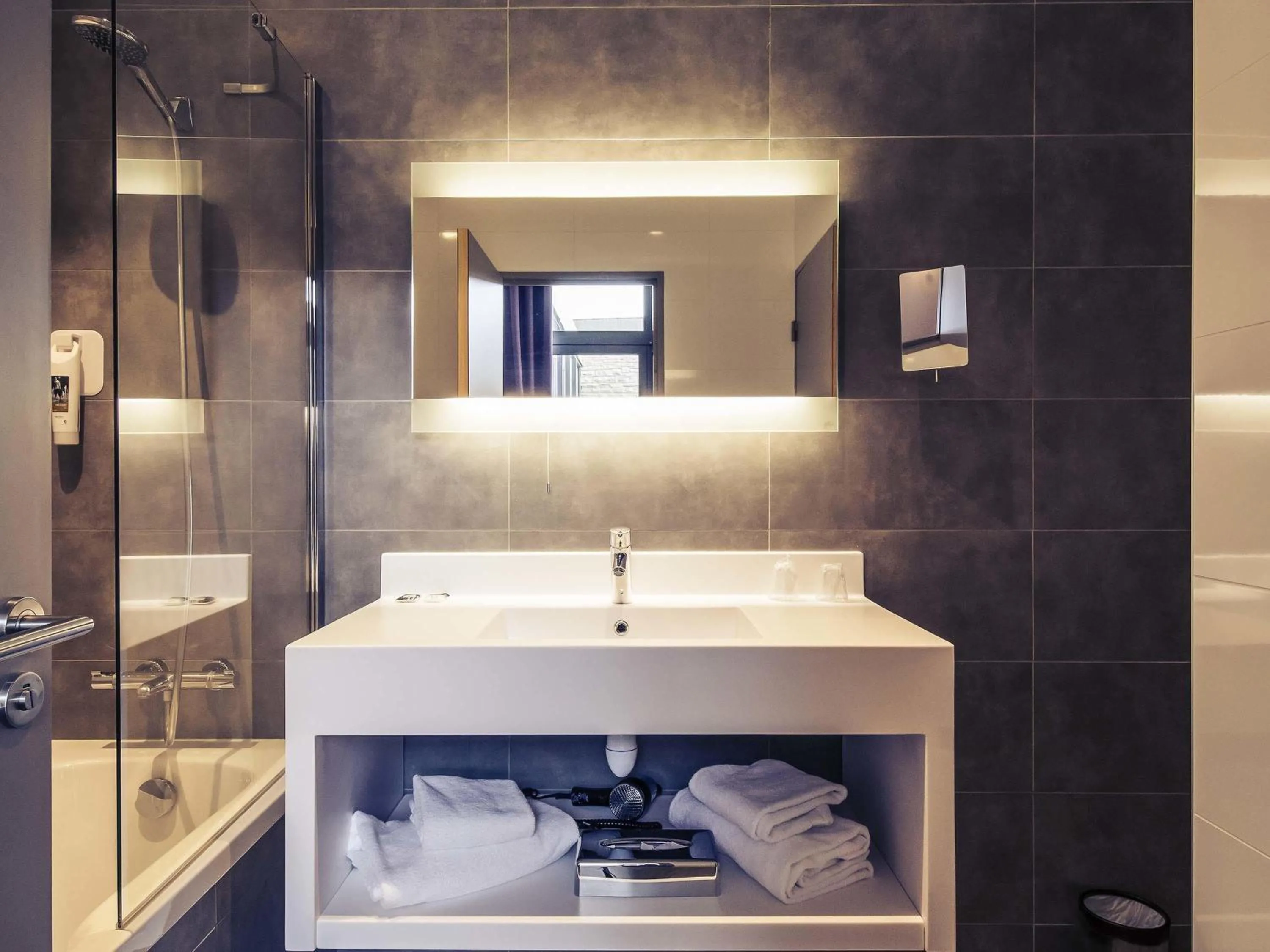 Bedroom in Mercure Cherbourg Centre Port