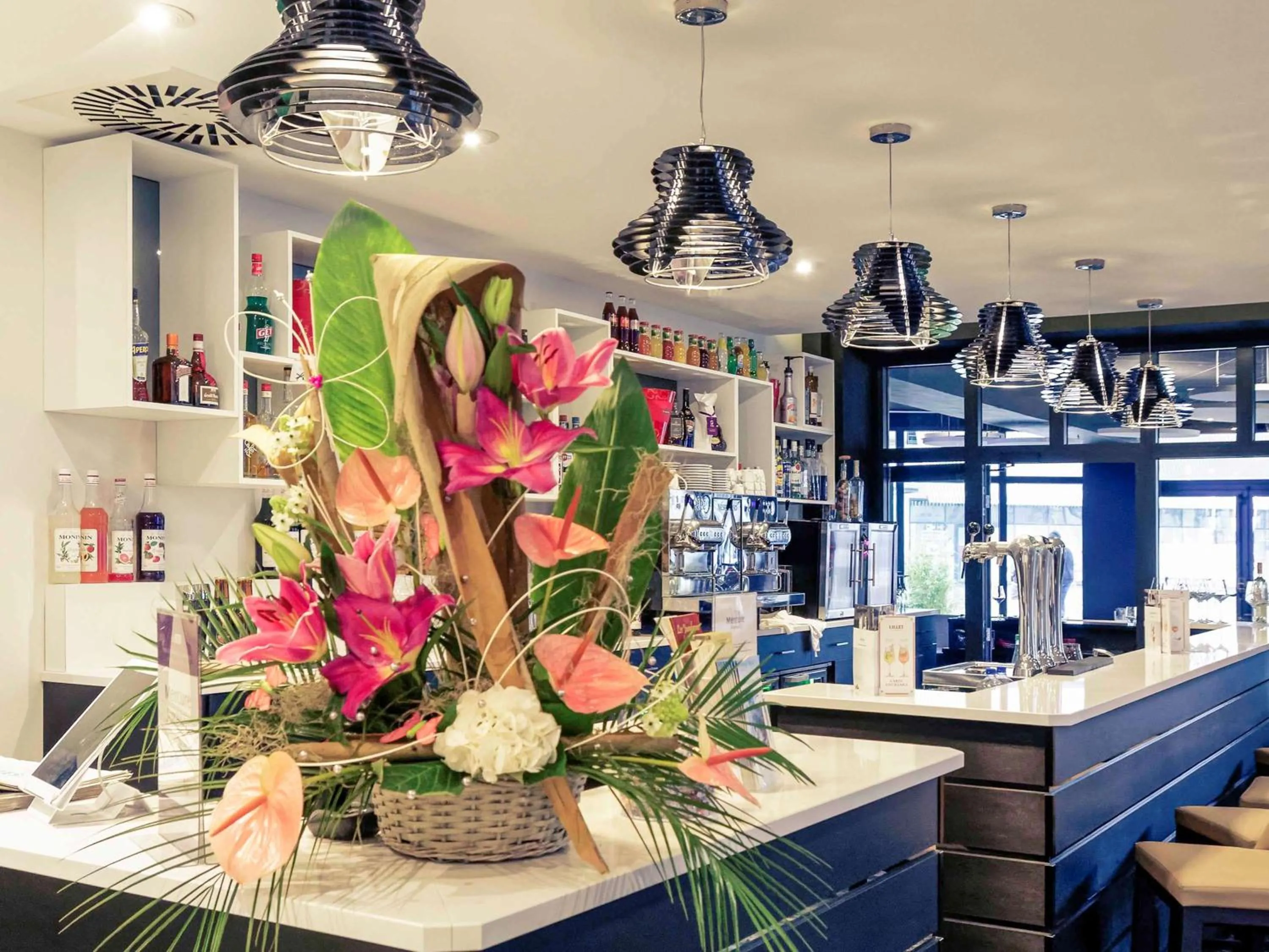 Lounge or bar in Mercure Cherbourg Centre Port