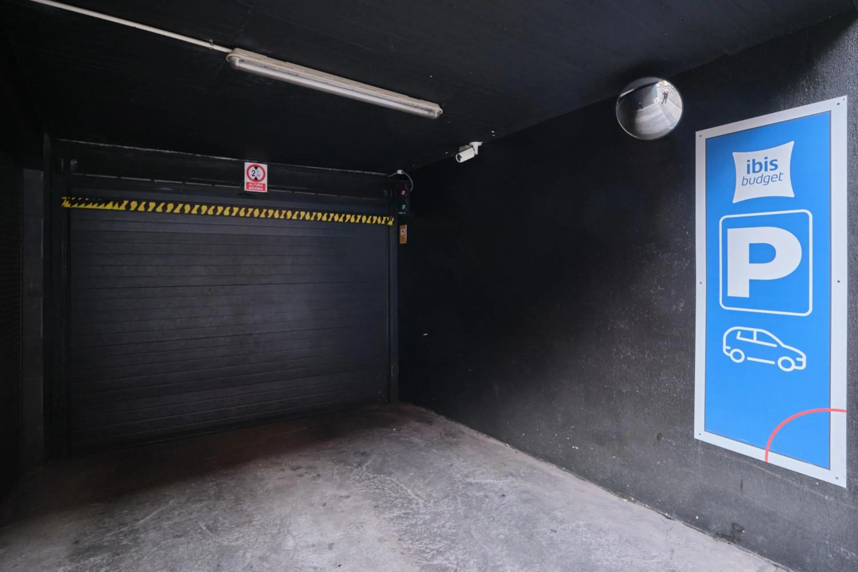 Parking in Ibis Budget Madrid Calle 30