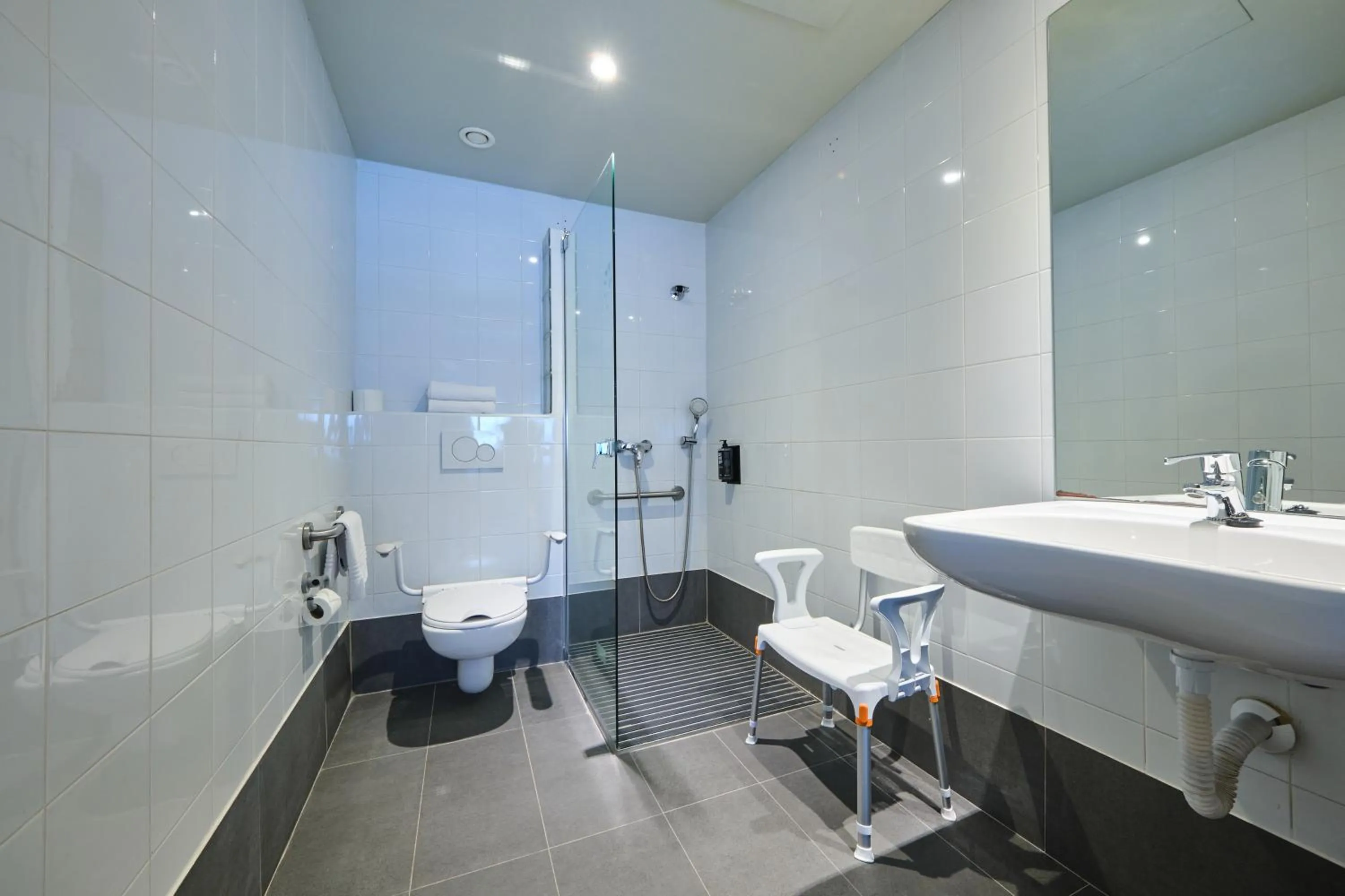 Bathroom in Ibis Budget Madrid Calle 30