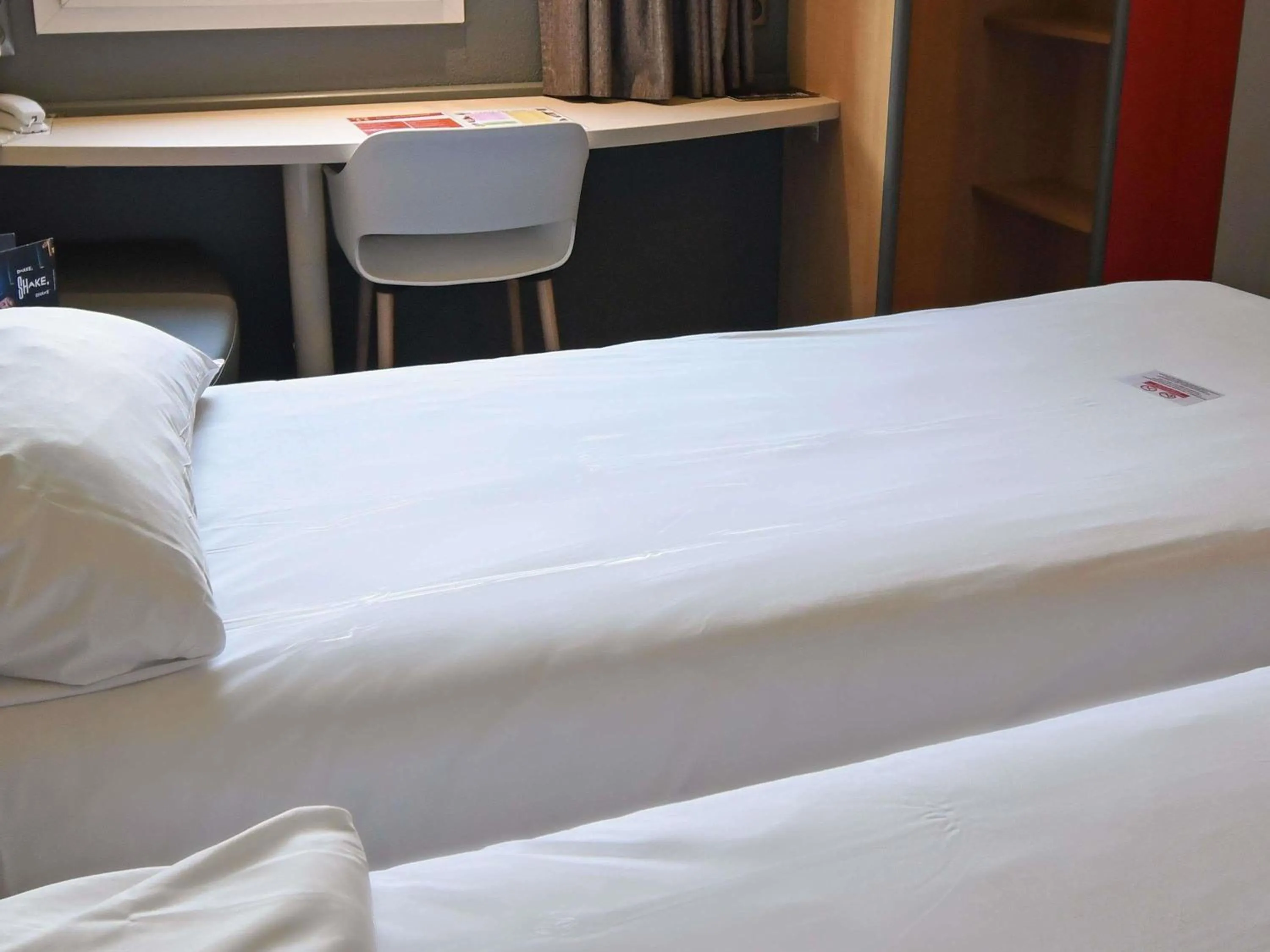 Bedroom, Bed in ibis Saintes