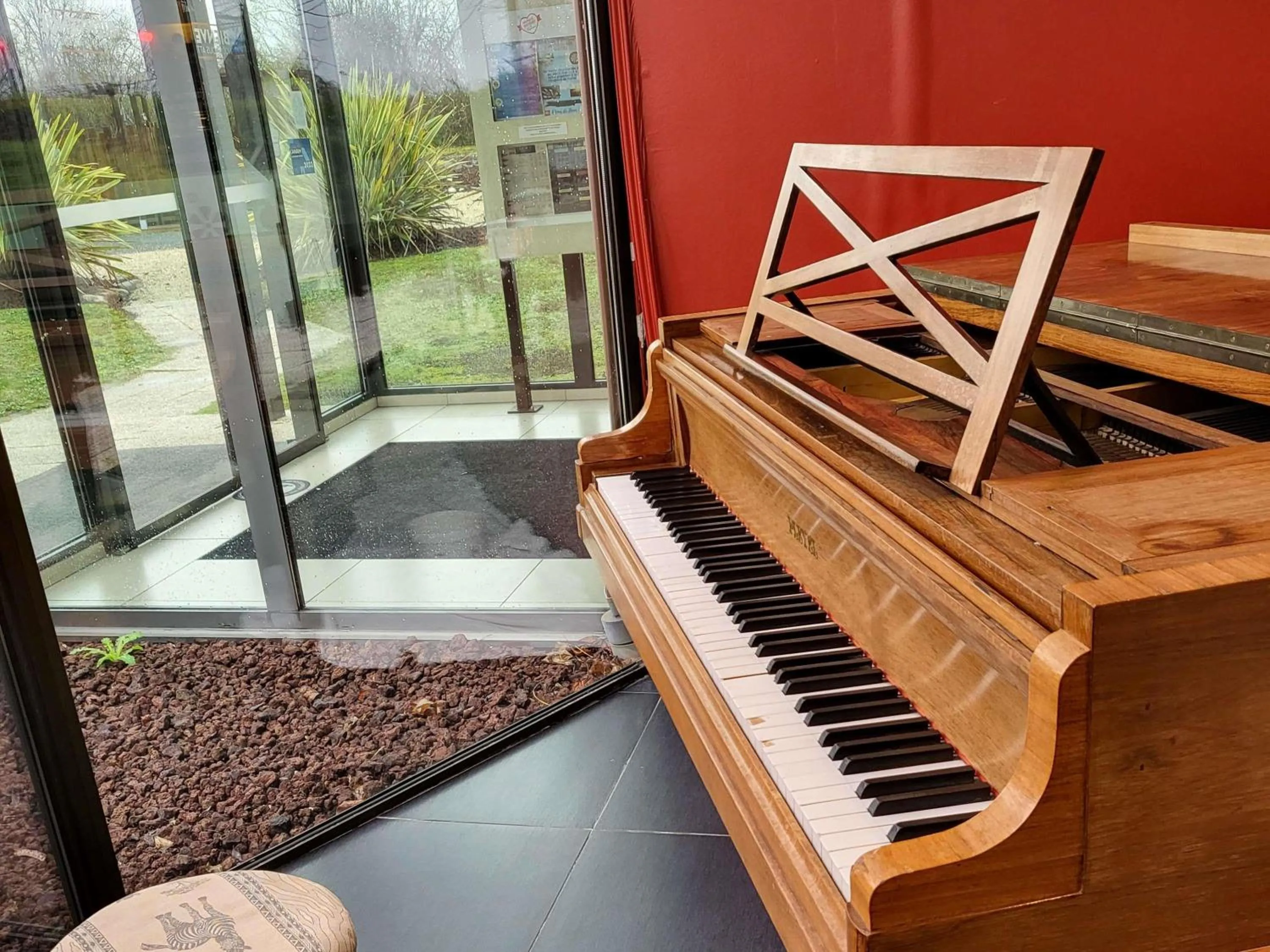 Lounge or bar in ibis Saintes