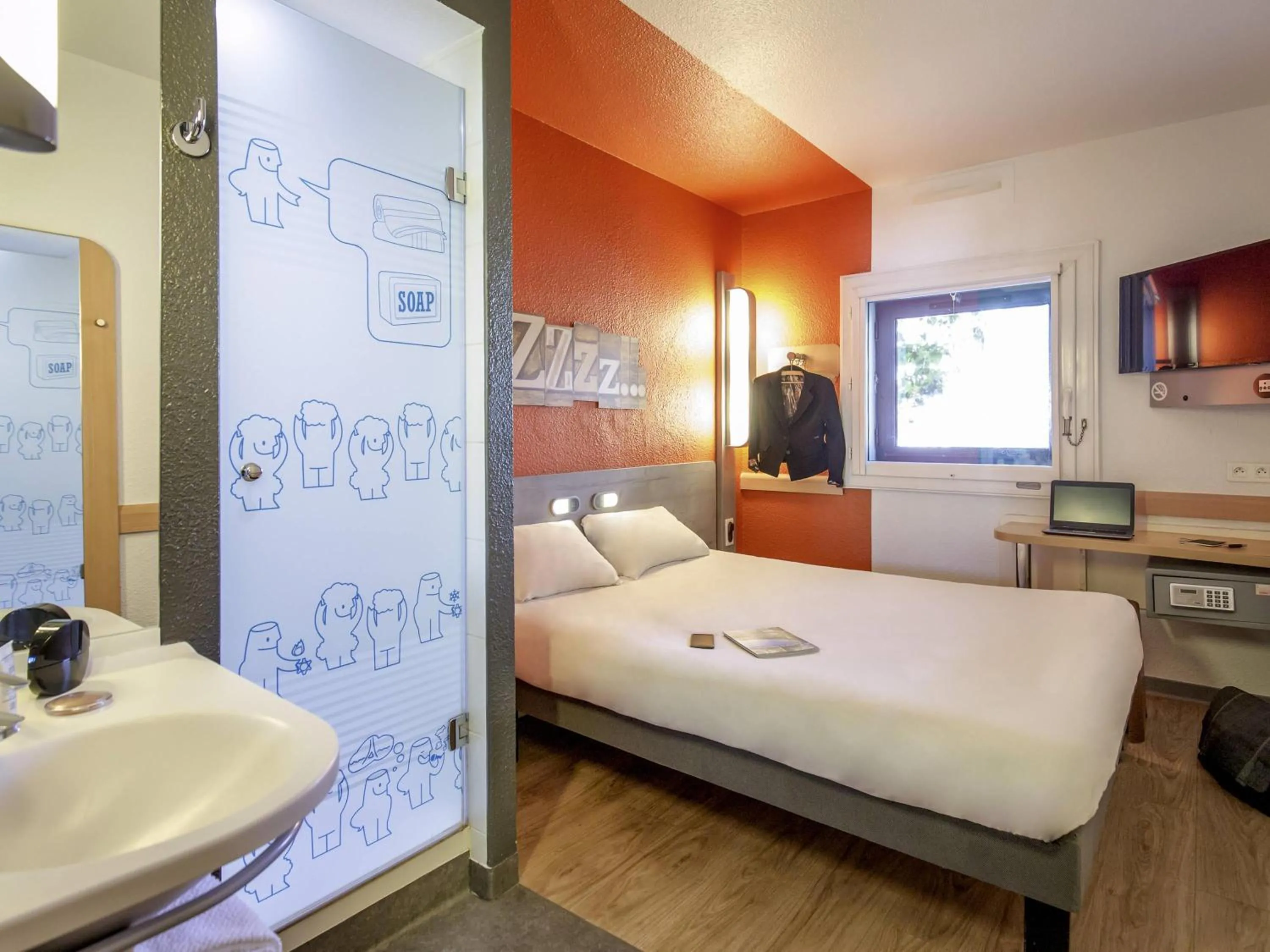 Bedroom, Bed in Ibis Budget Marseille Timone