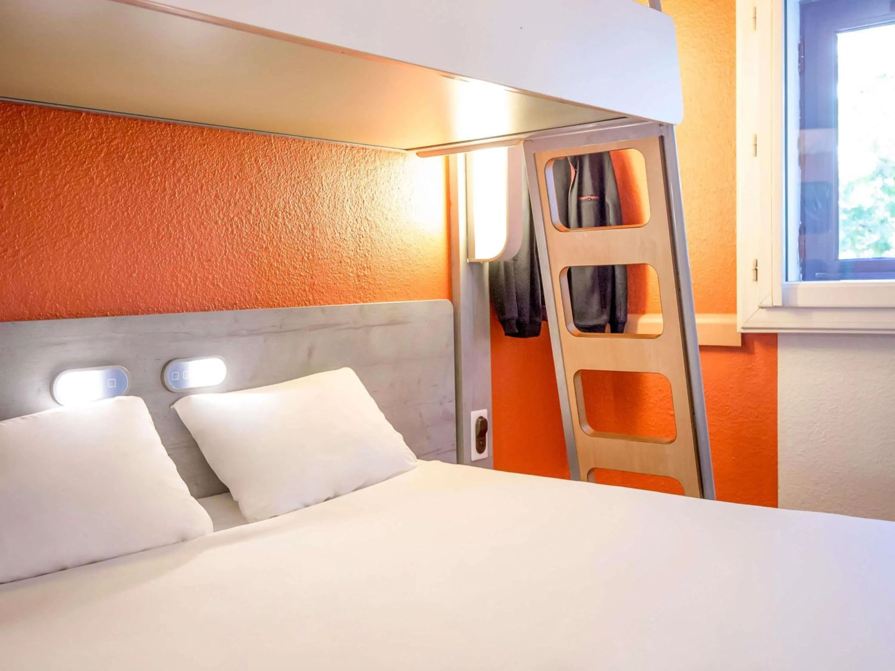 Property building, Bed in Ibis Budget Marseille Timone