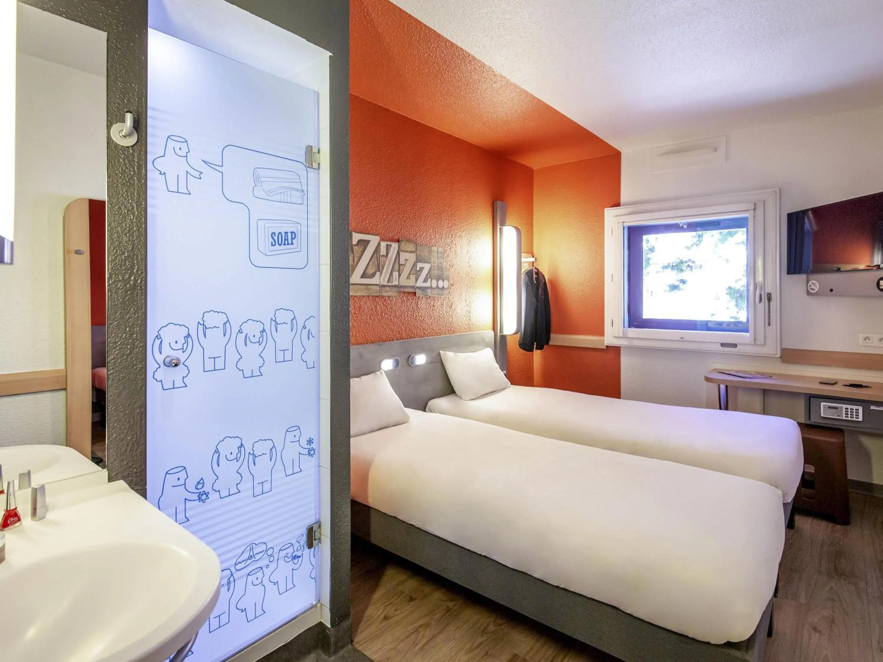 Bedroom, Bed in Ibis Budget Marseille Timone