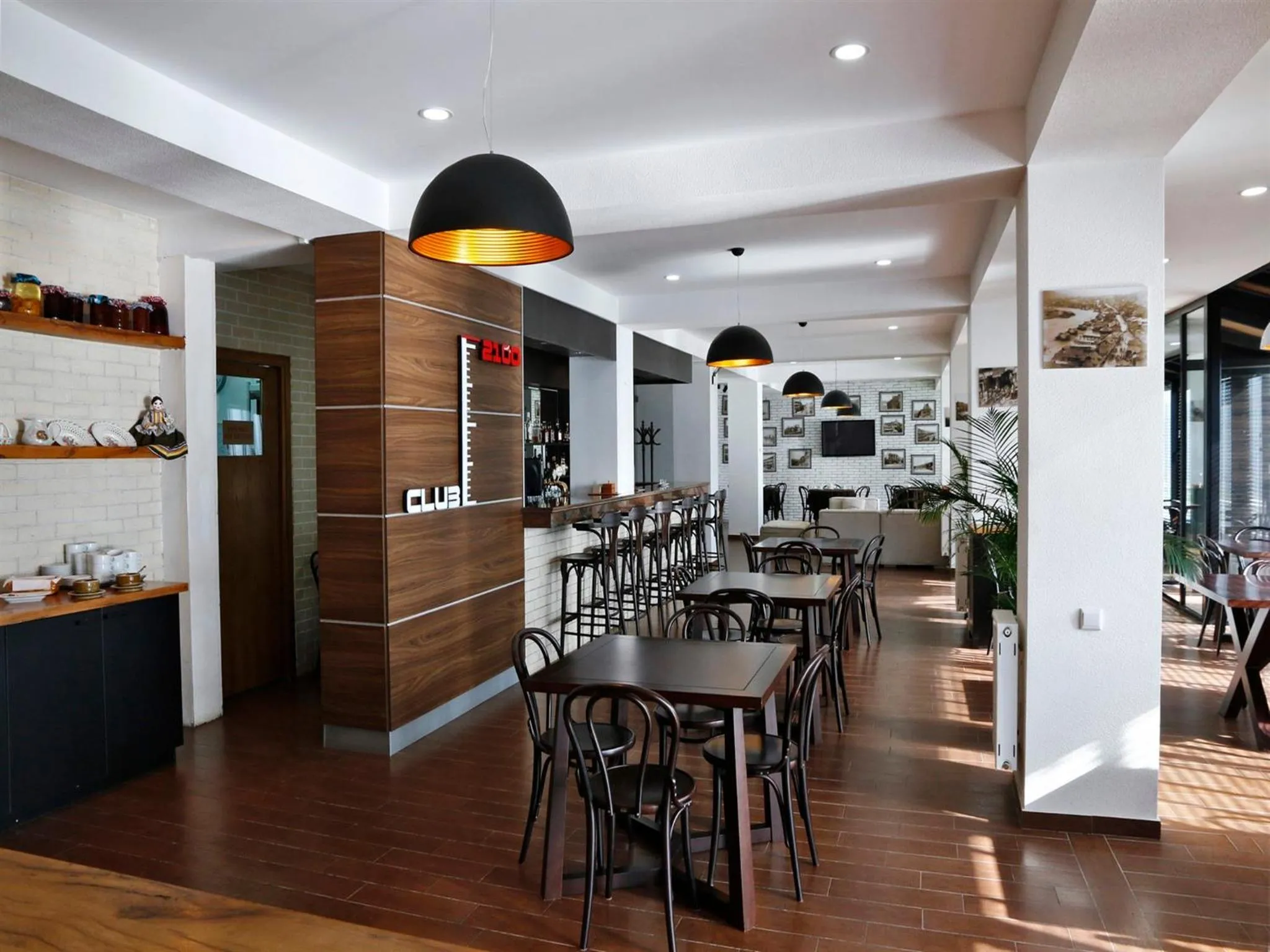 Restaurant/places to eat in Hotel Club-2100