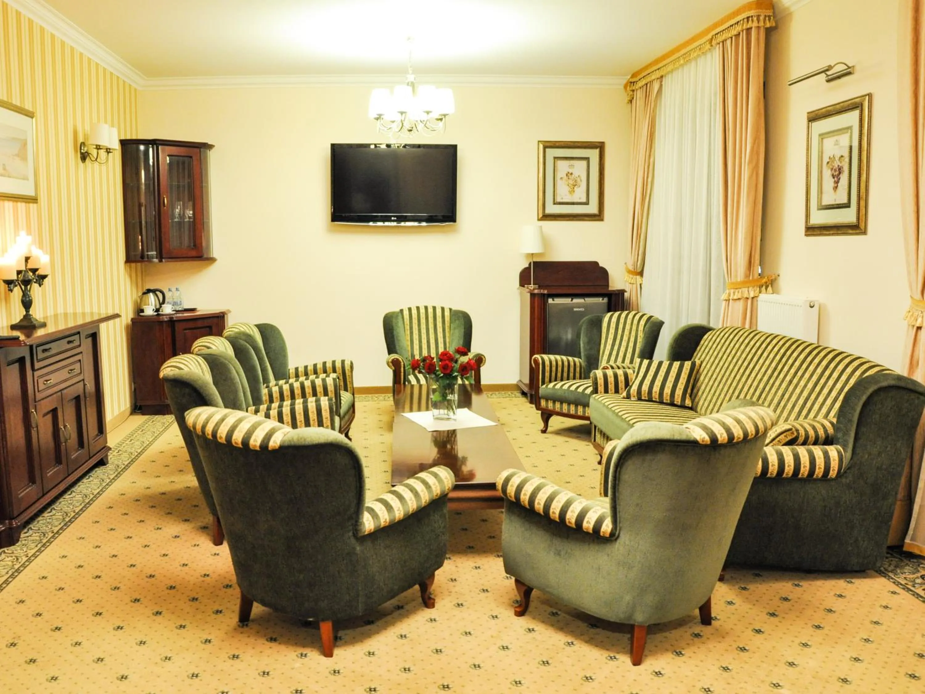 Communal lounge/ TV room in Hotel Stara Garbarnia