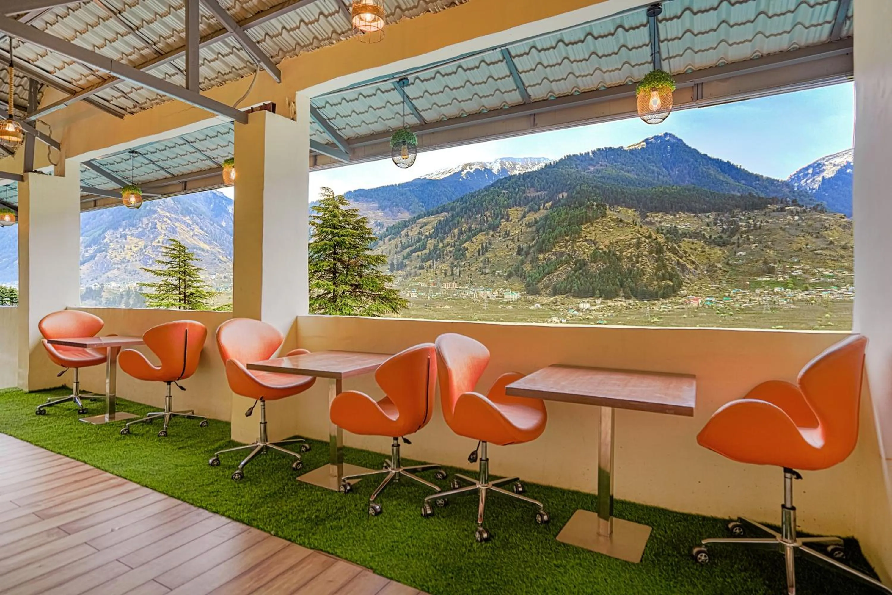 Lounge or bar in Aatmayog Luxury Manor By Blueko Hotels