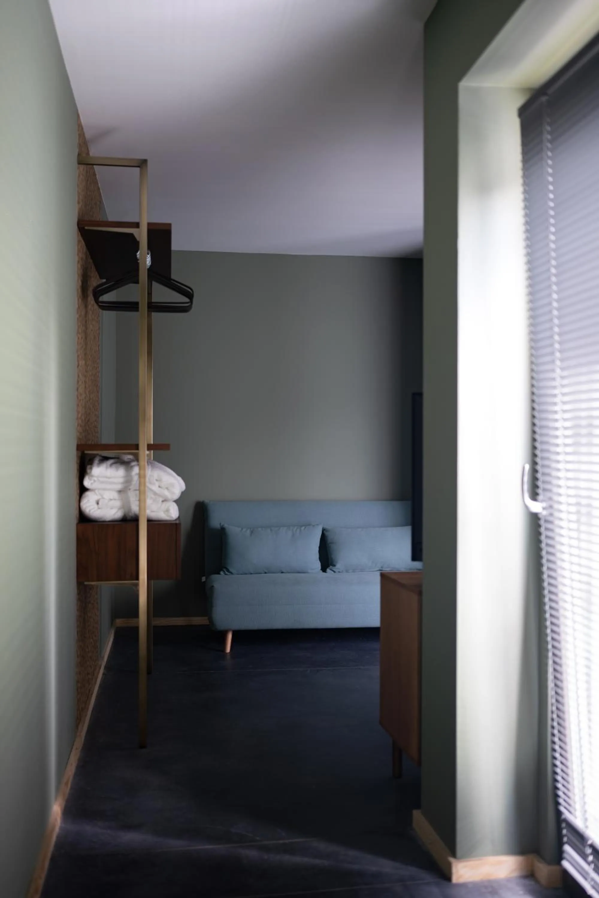 Seating area, Bed in L'Olivier