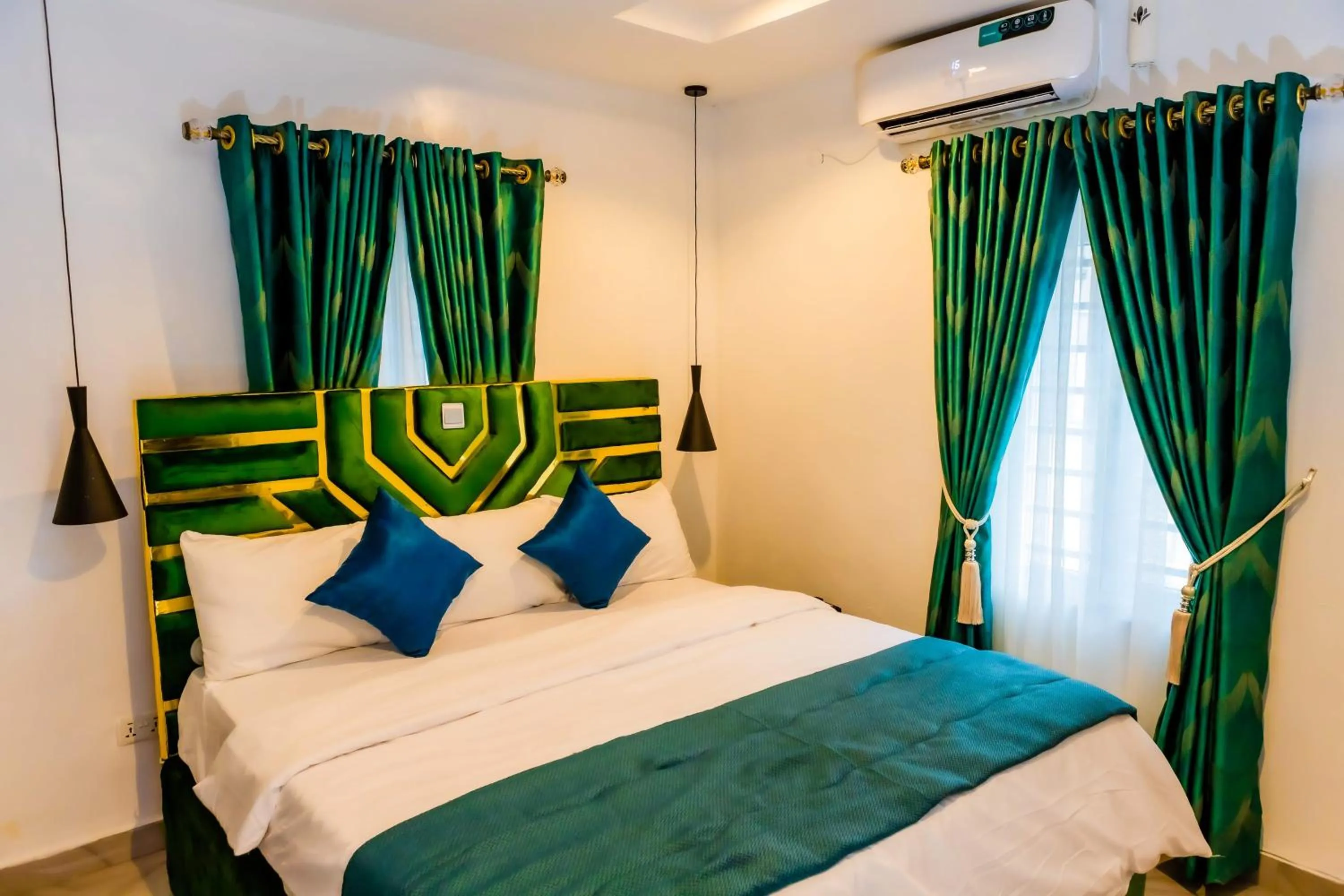 room service, Bed in El Elyon Hotel and Suites