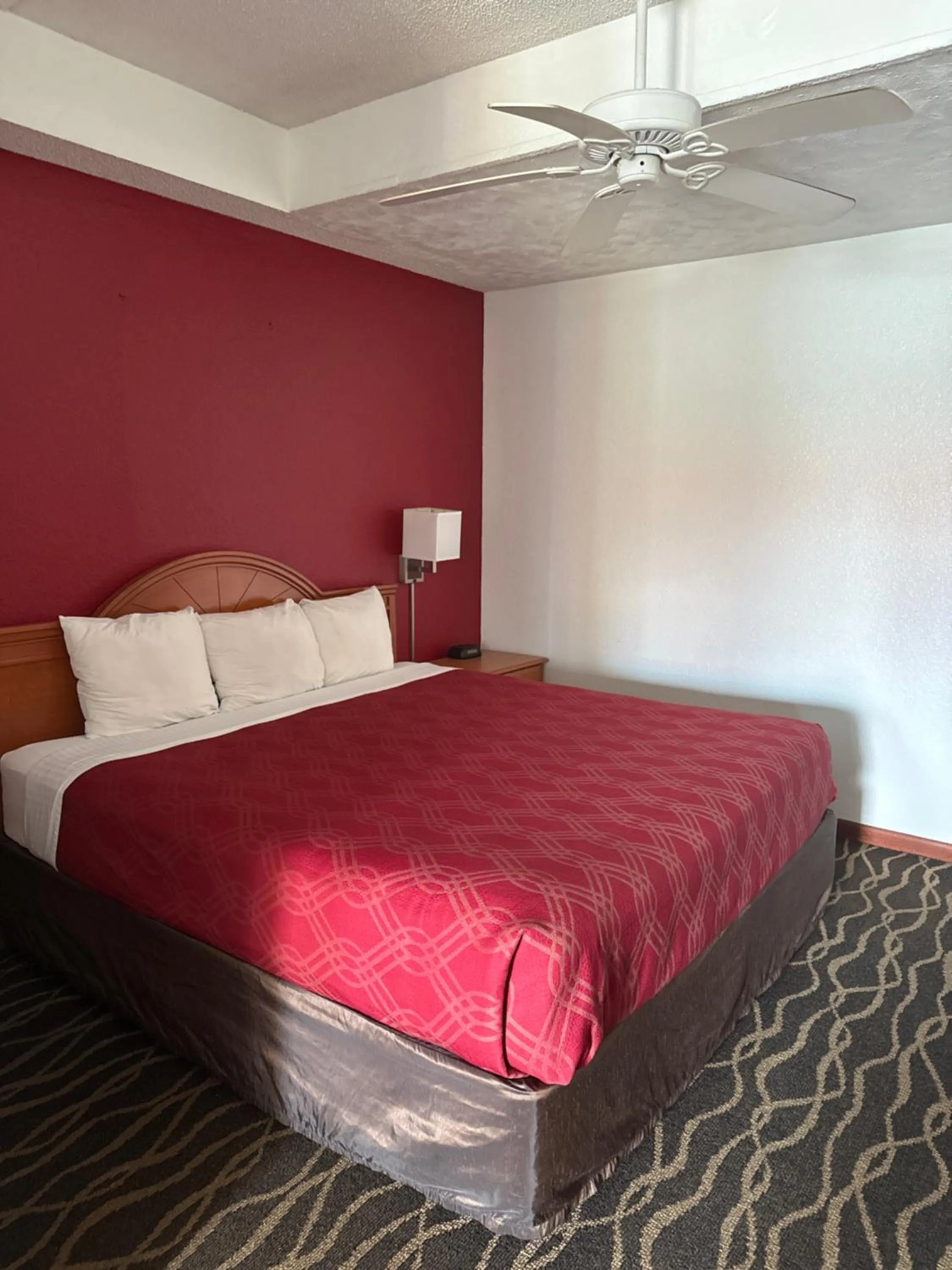 Bed in Econolodge inn & suites