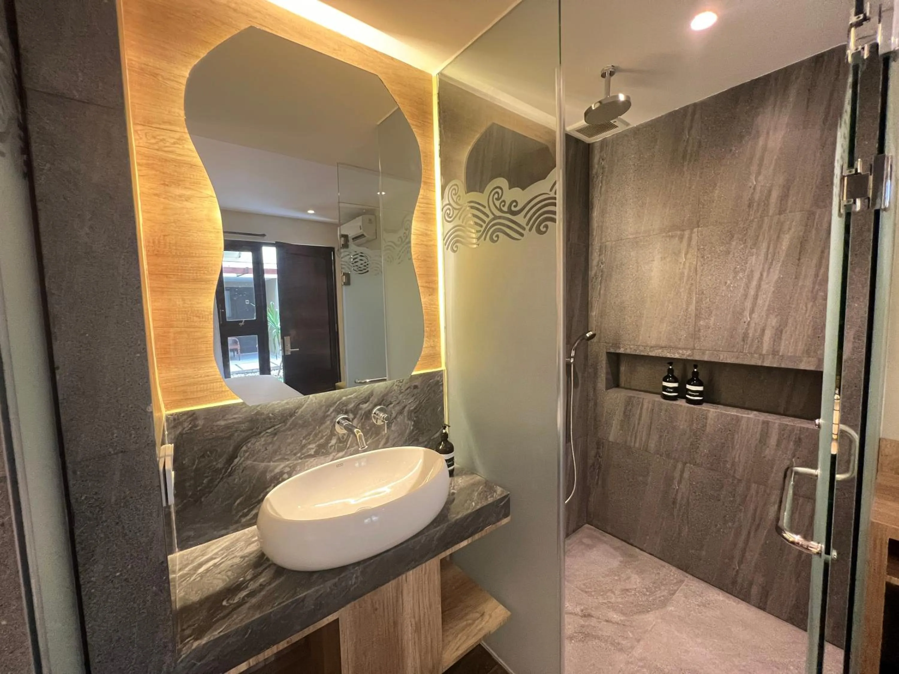 Shower in Shinta Guesthouse