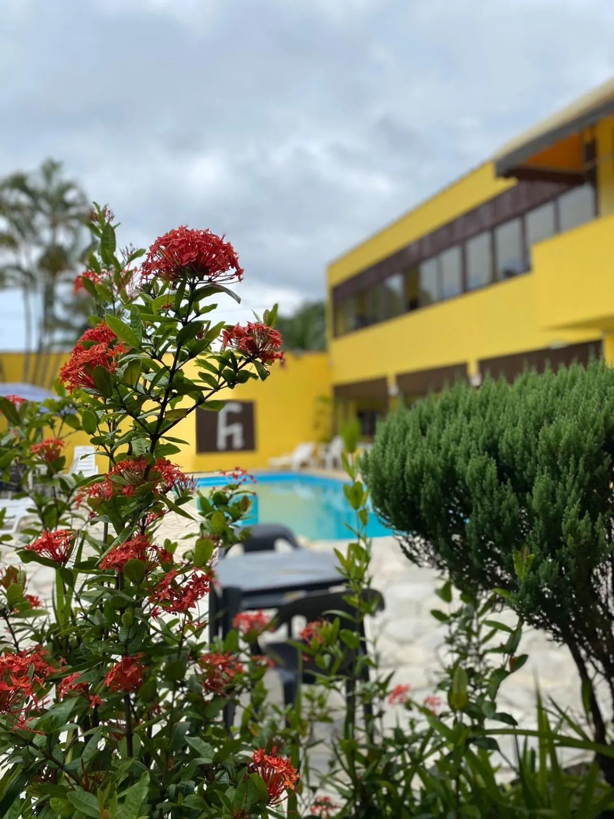Swimming pool in Pousada e Restaurante Frente Mar H Guarujá