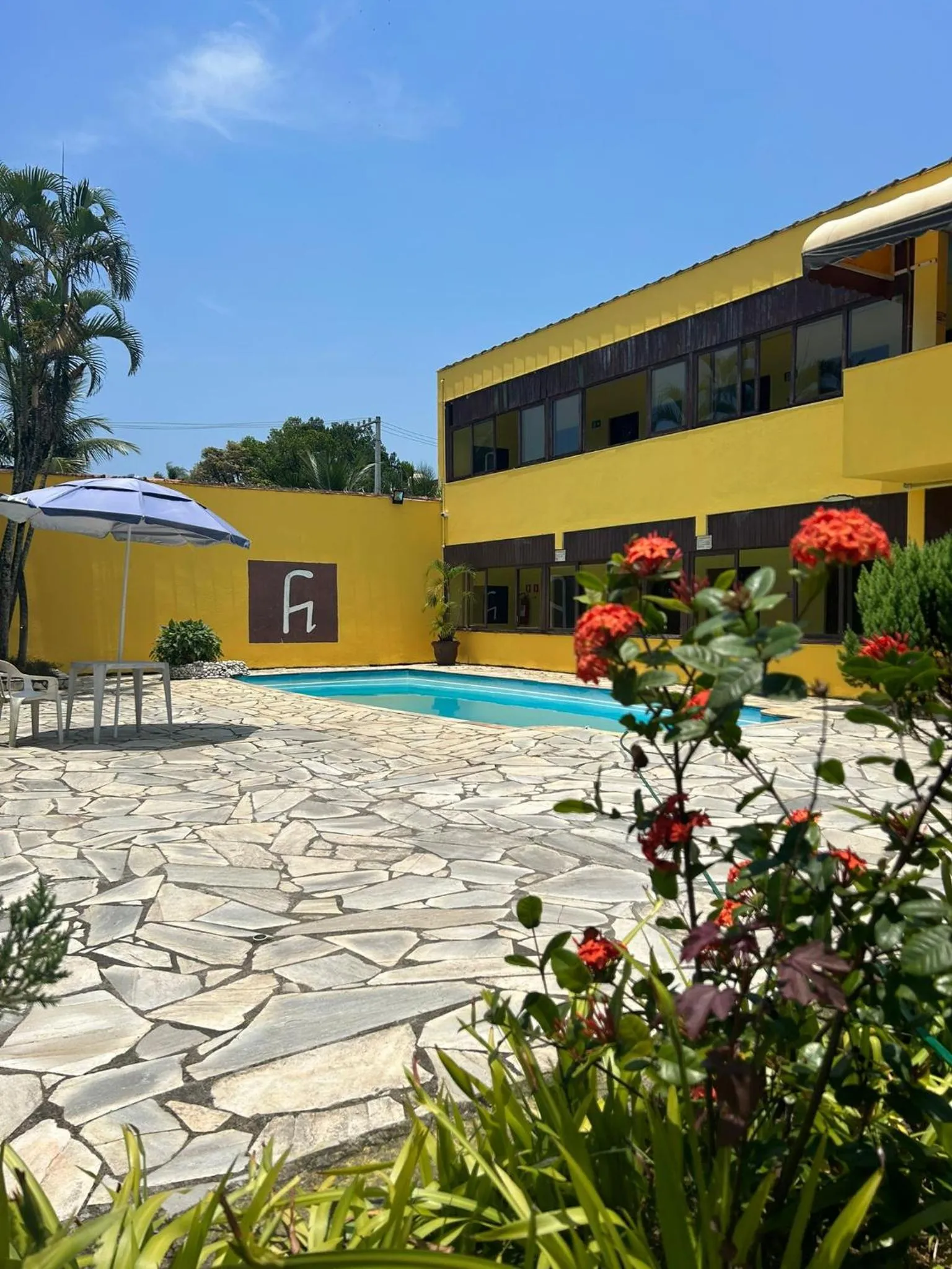Swimming pool in Pousada e Restaurante Frente Mar H Guarujá