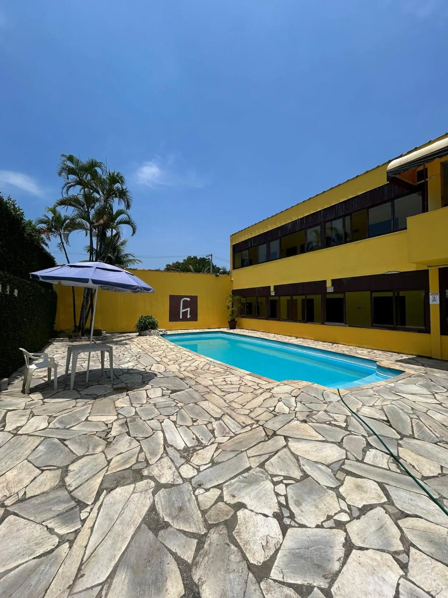 Swimming pool in Pousada e Restaurante Frente Mar H Guarujá
