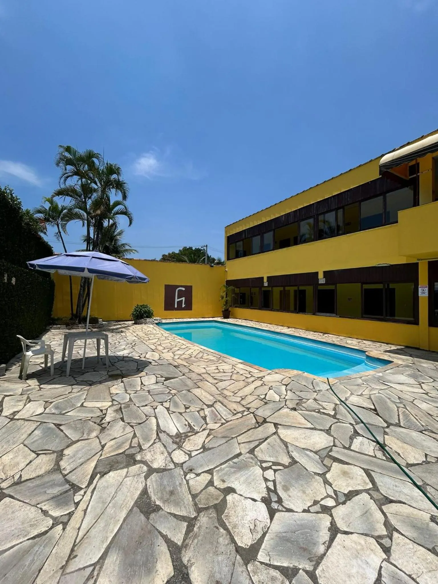 Swimming pool in Pousada e Restaurante Frente Mar H Guarujá