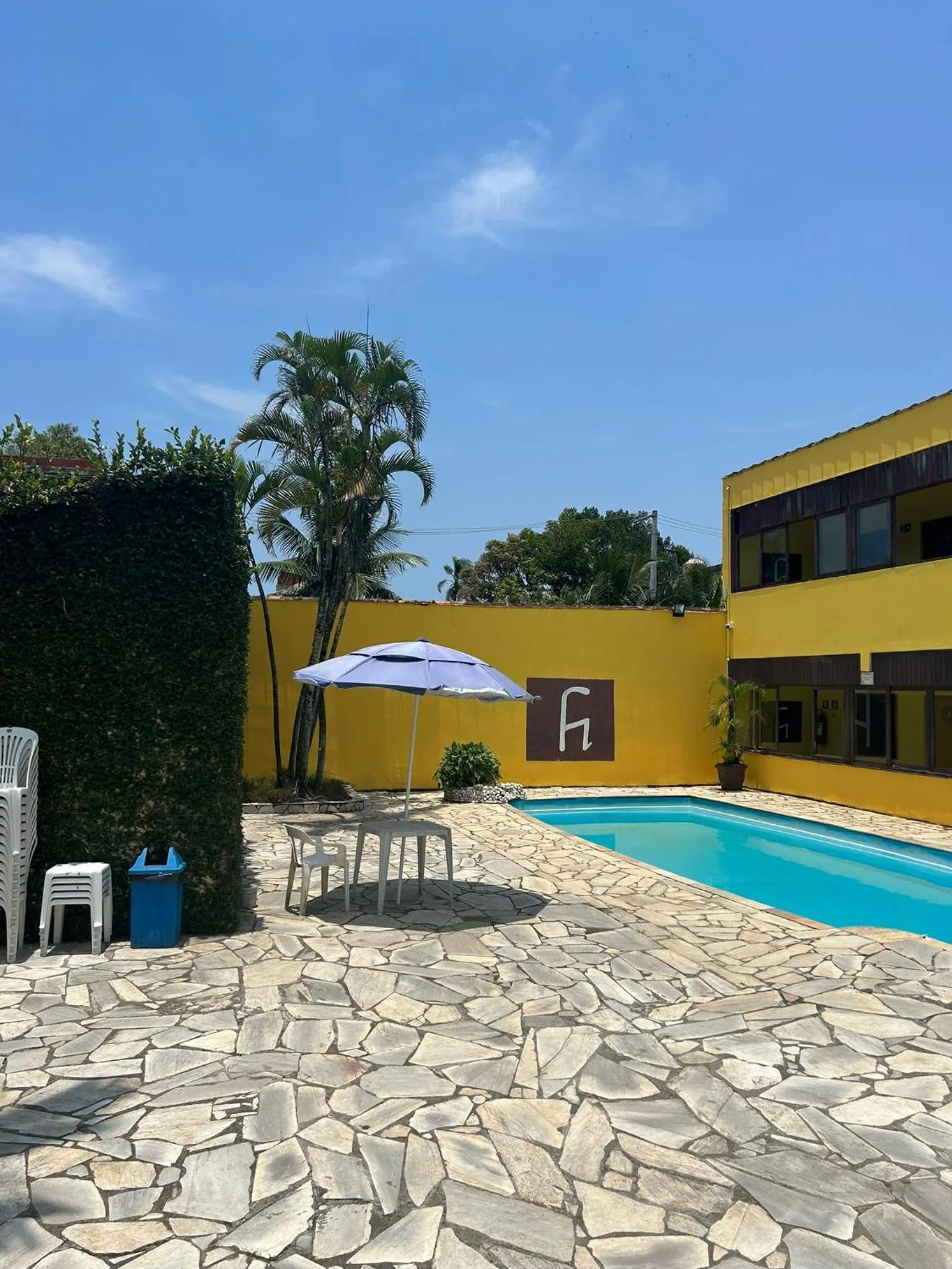 Swimming pool in Pousada e Restaurante Frente Mar H Guarujá