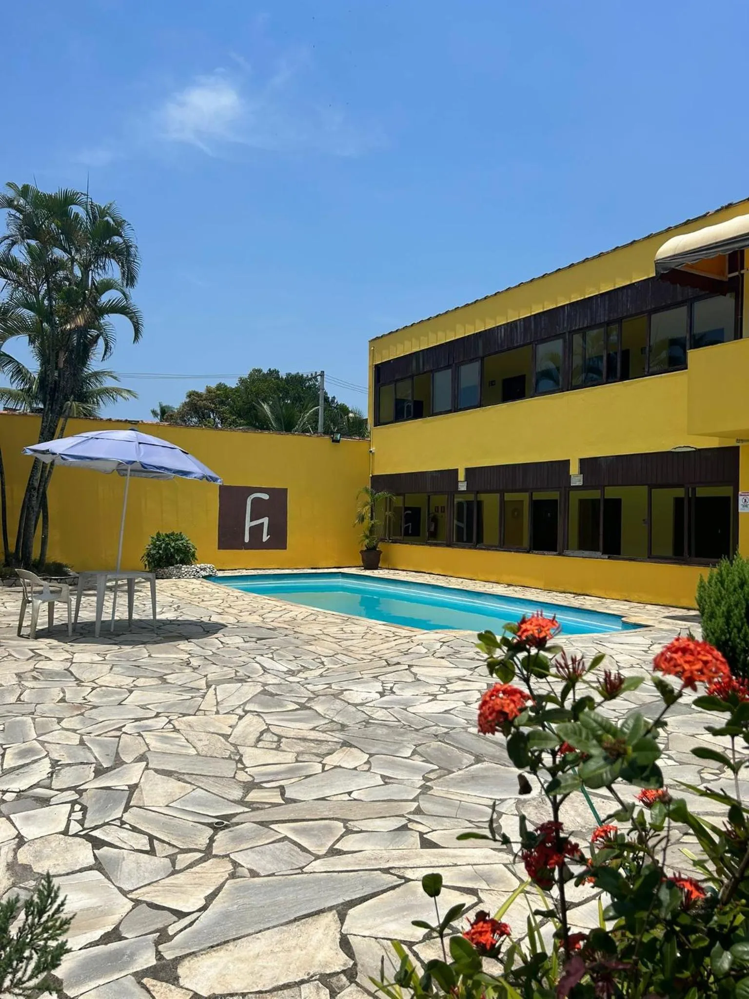 Swimming pool in Pousada e Restaurante Frente Mar H Guarujá