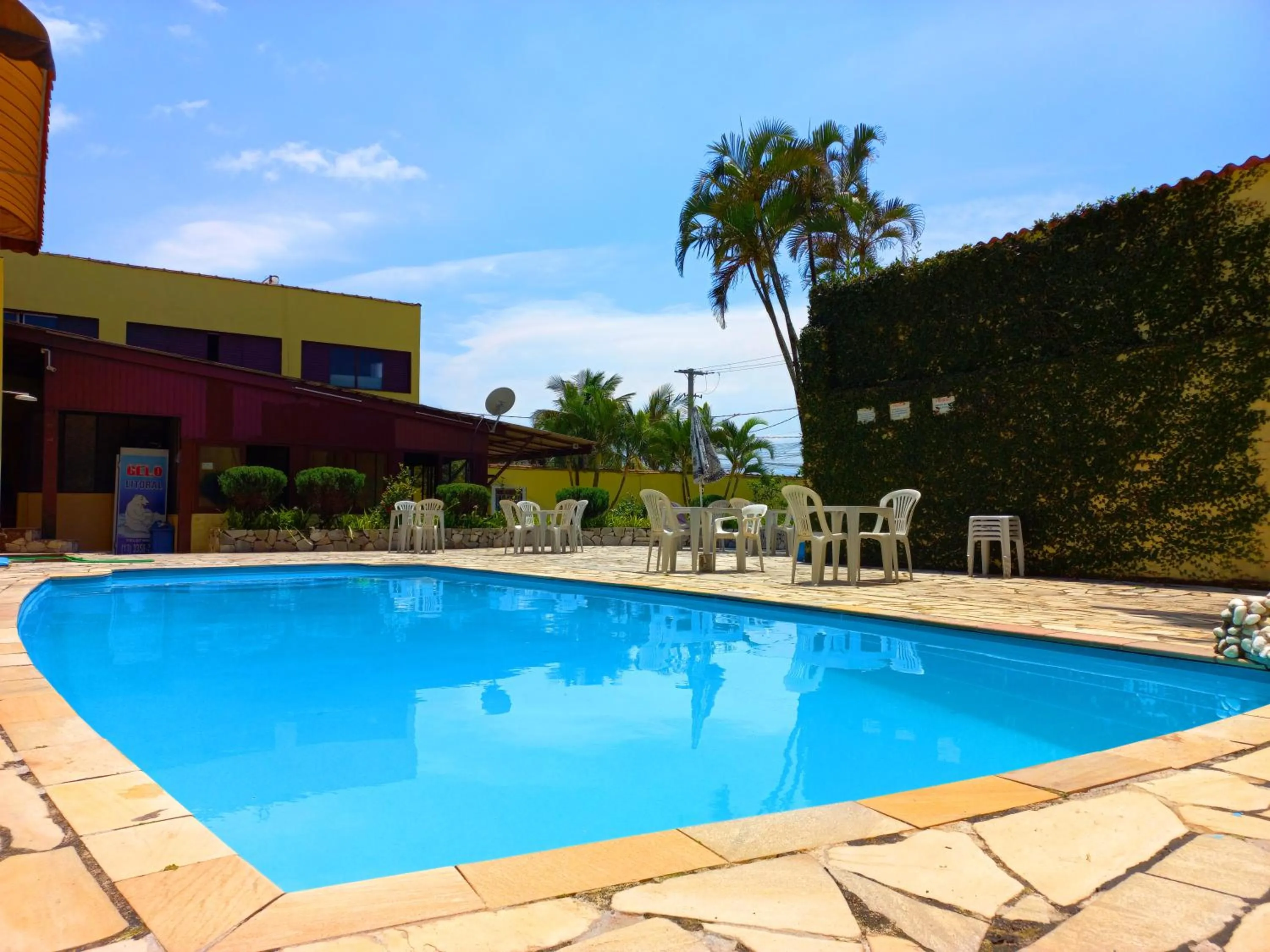Swimming pool in Pousada e Restaurante Frente Mar H Guarujá