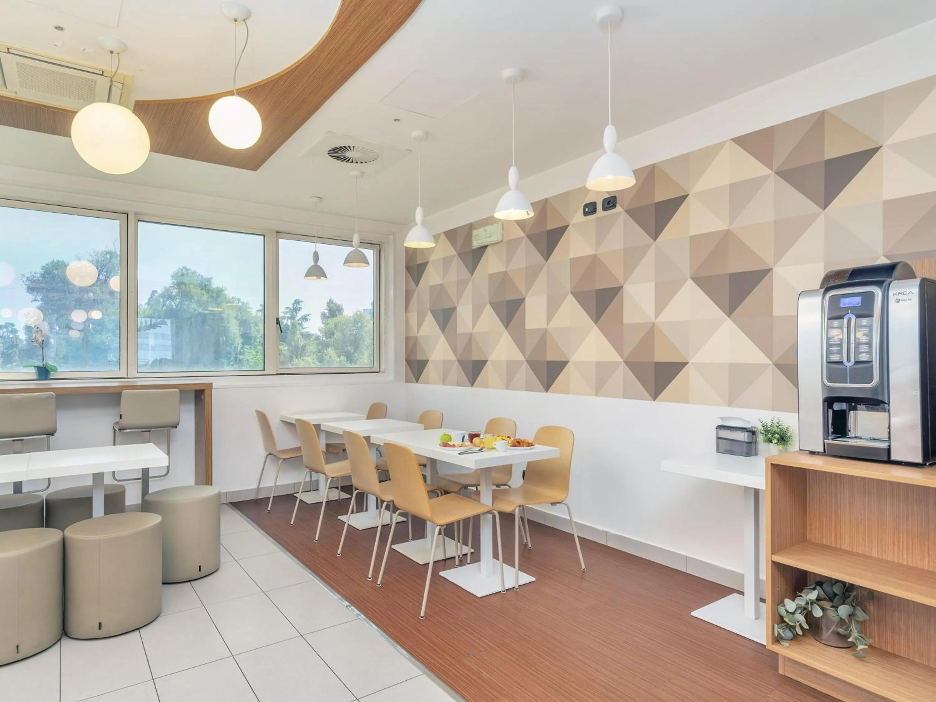 Restaurant/places to eat in B&B Hotel Milano Cenisio Garibaldi