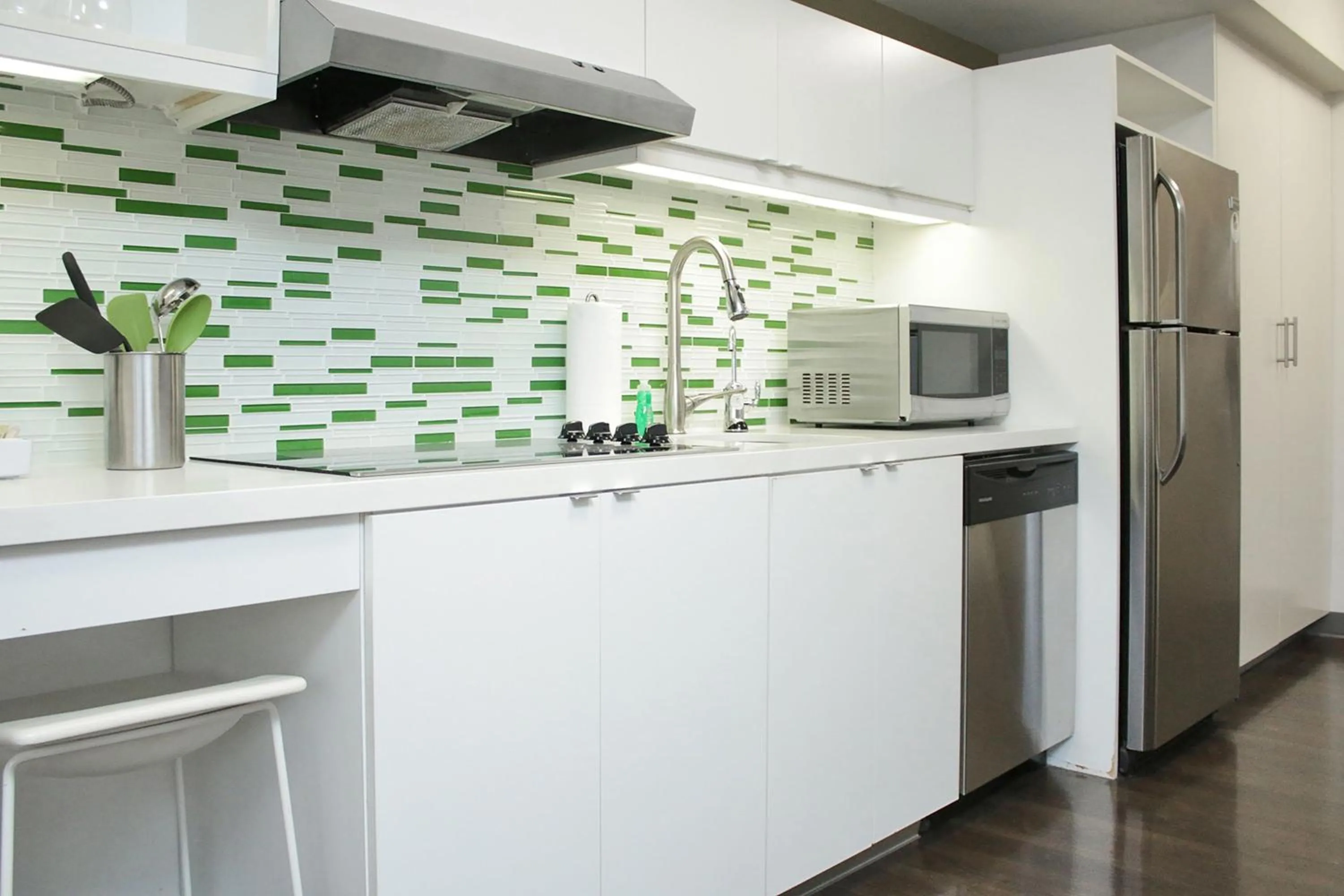 Kitchen or kitchenette in Element Miami Doral