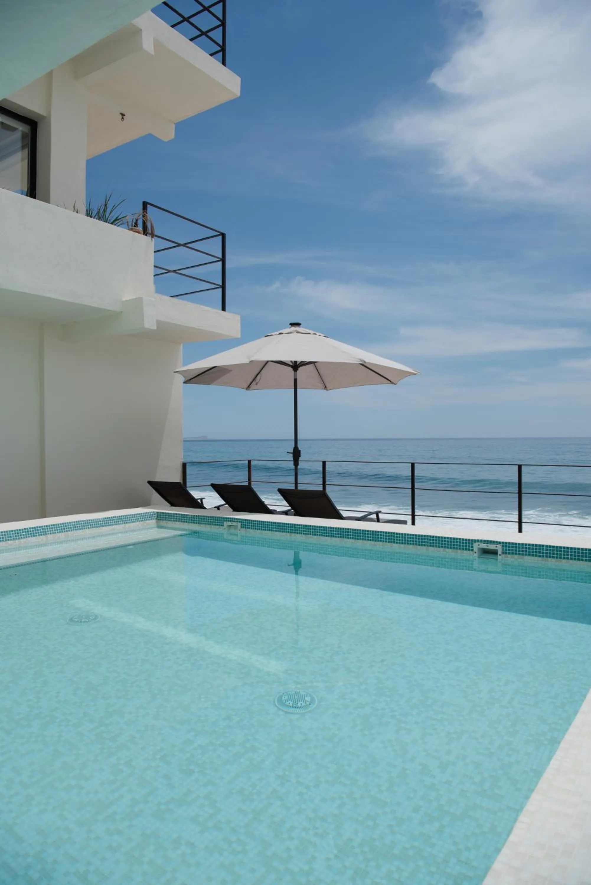 Swimming pool in Cabo Break Hotel