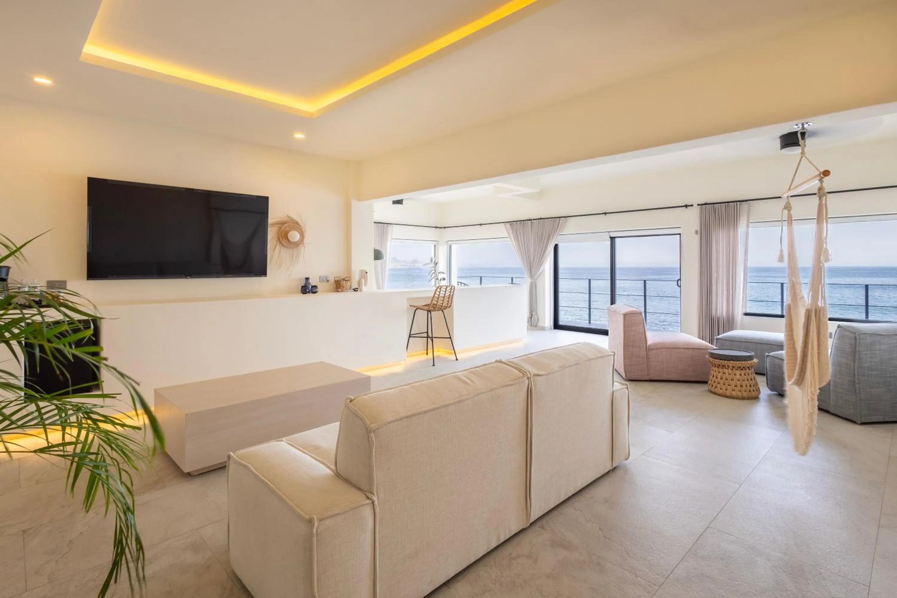 TV and multimedia, Bed in Cabo Break Hotel