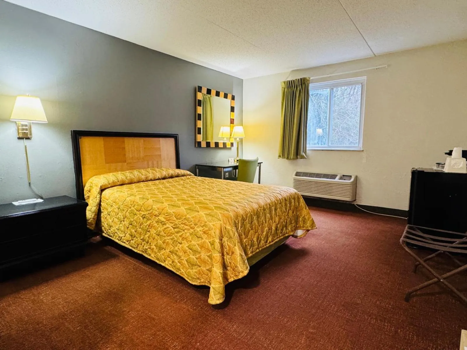 View (from property/room), Bed in THE INN-Pittsburgh