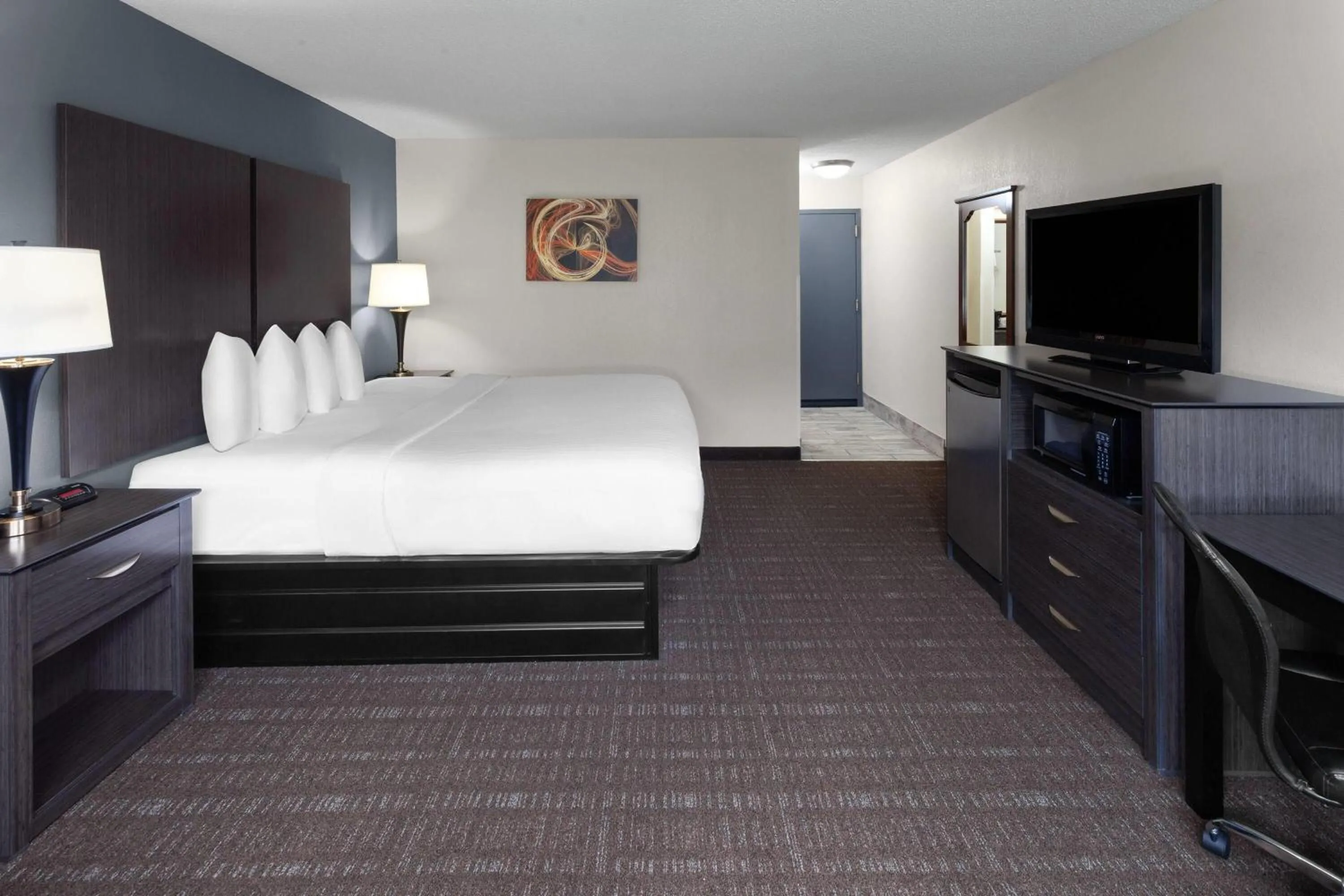 Photo of the whole room, Bed in Baymont by Wyndham Chester IL